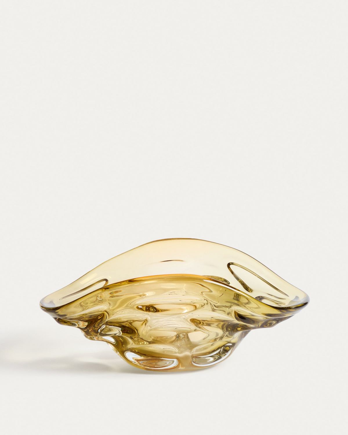Handgefertigte Glasschale Sidula in hellbernsteinfarbenem Gelb, organische Form, Öffnung 26 x 38 cm, Material 100% Glas.