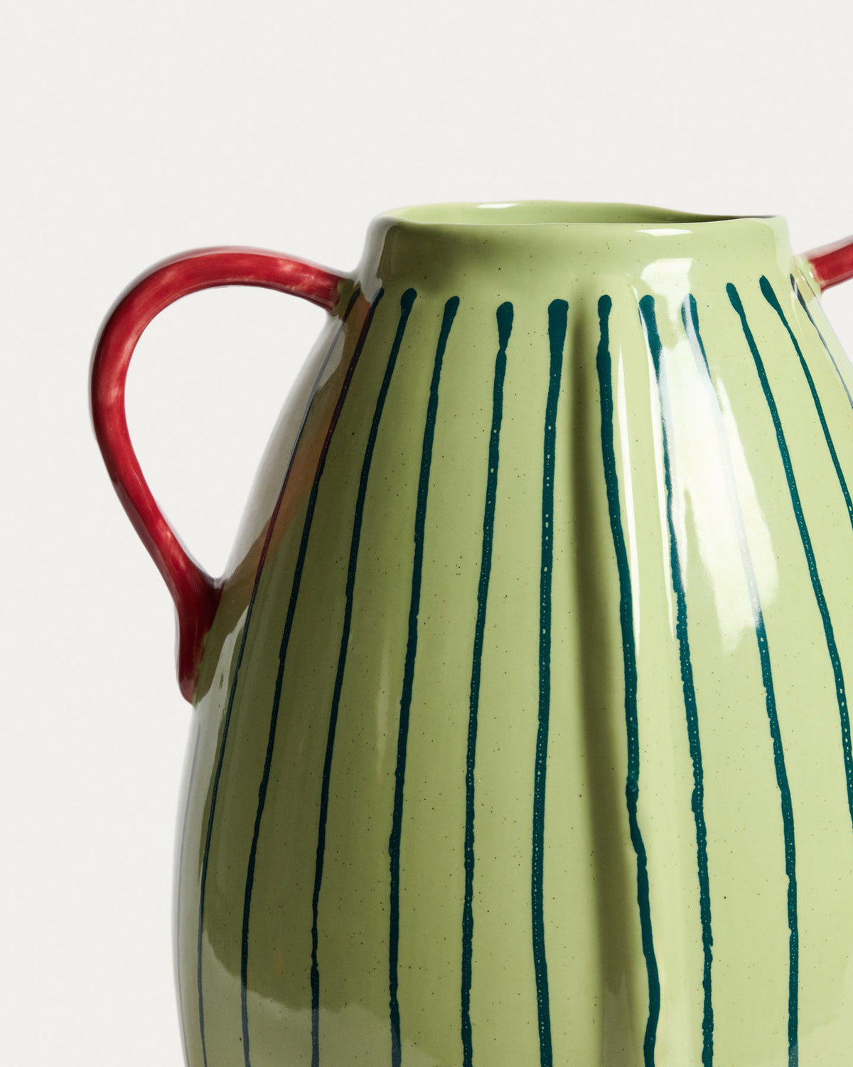 Vase Justine Franco aus Keramik, hellgrün und rot glasiert und handbemalt