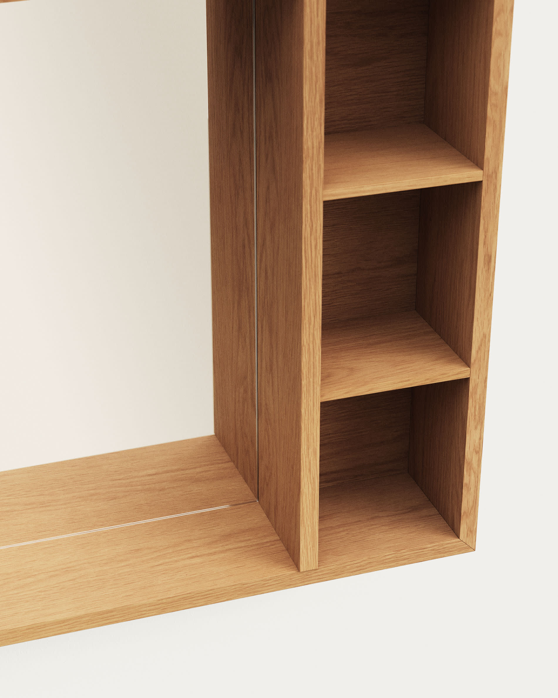 Erleben Sie den Badezimmerspiegelschrank Parana aus massivem Teakholz (100 x 65 cm) von Kave Home – stilvolles Design trifft auf praktische Aufbewahrung.