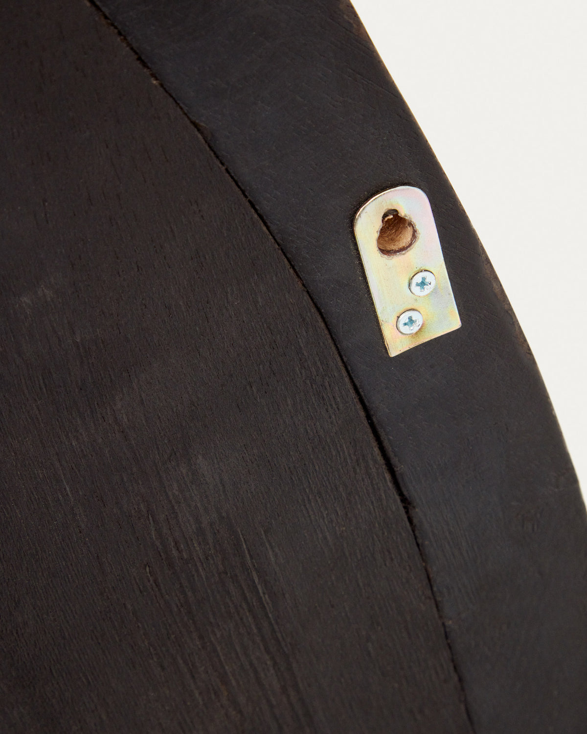 Magrit Spiegel aus massivem Mungur-Holz mit schwarzem Finish Ø 60 x 110 cm in Schwarz präsentiert im Onlineshop von KAQTU Design AG. Wandspiegel ist von Kave Home