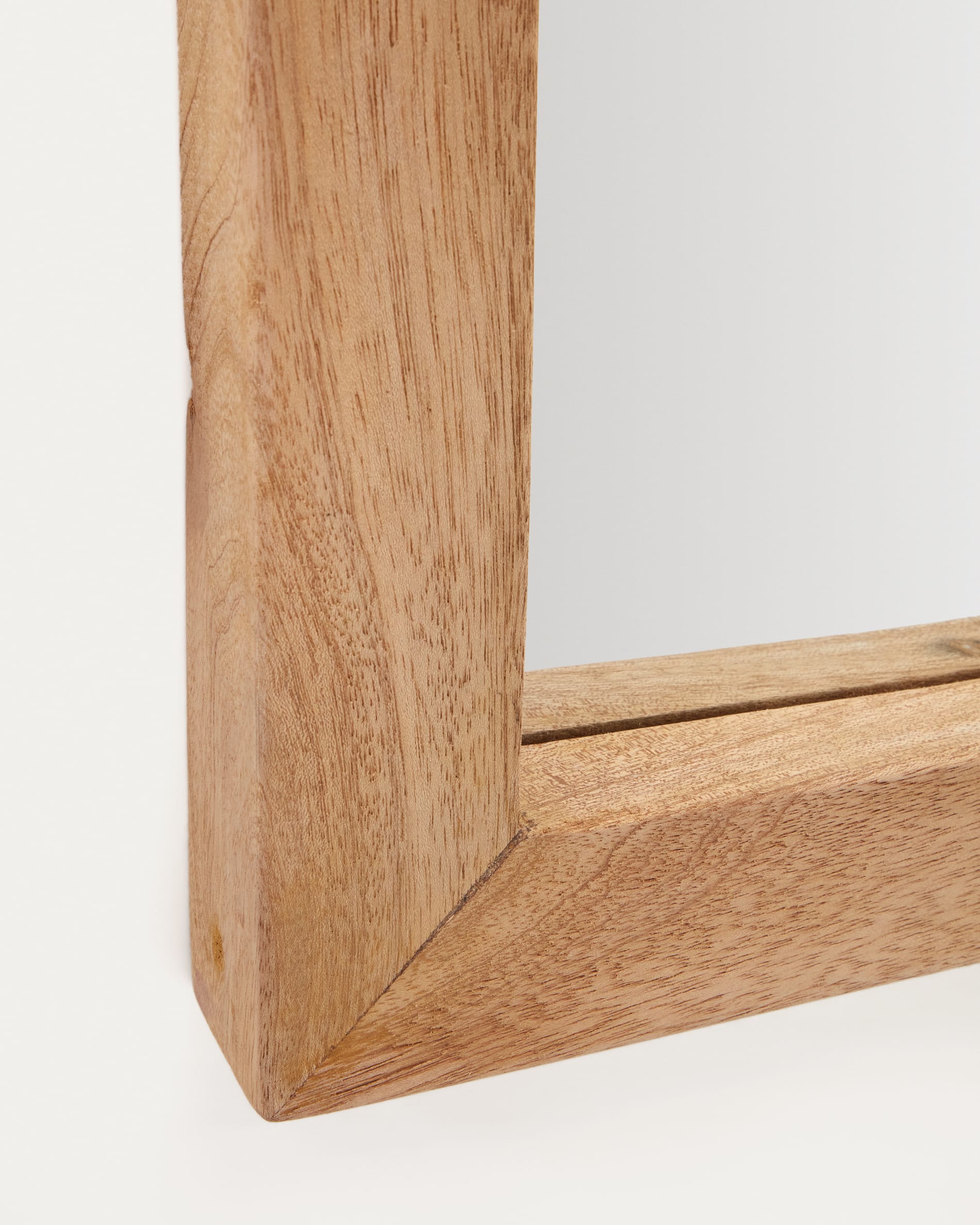 Entdecken Sie den Maden Spiegel von Kave Home: 50 x 120 cm, aus massivem, recyceltem Holz, mit natürlichem Finish für stilvolle Akzente.