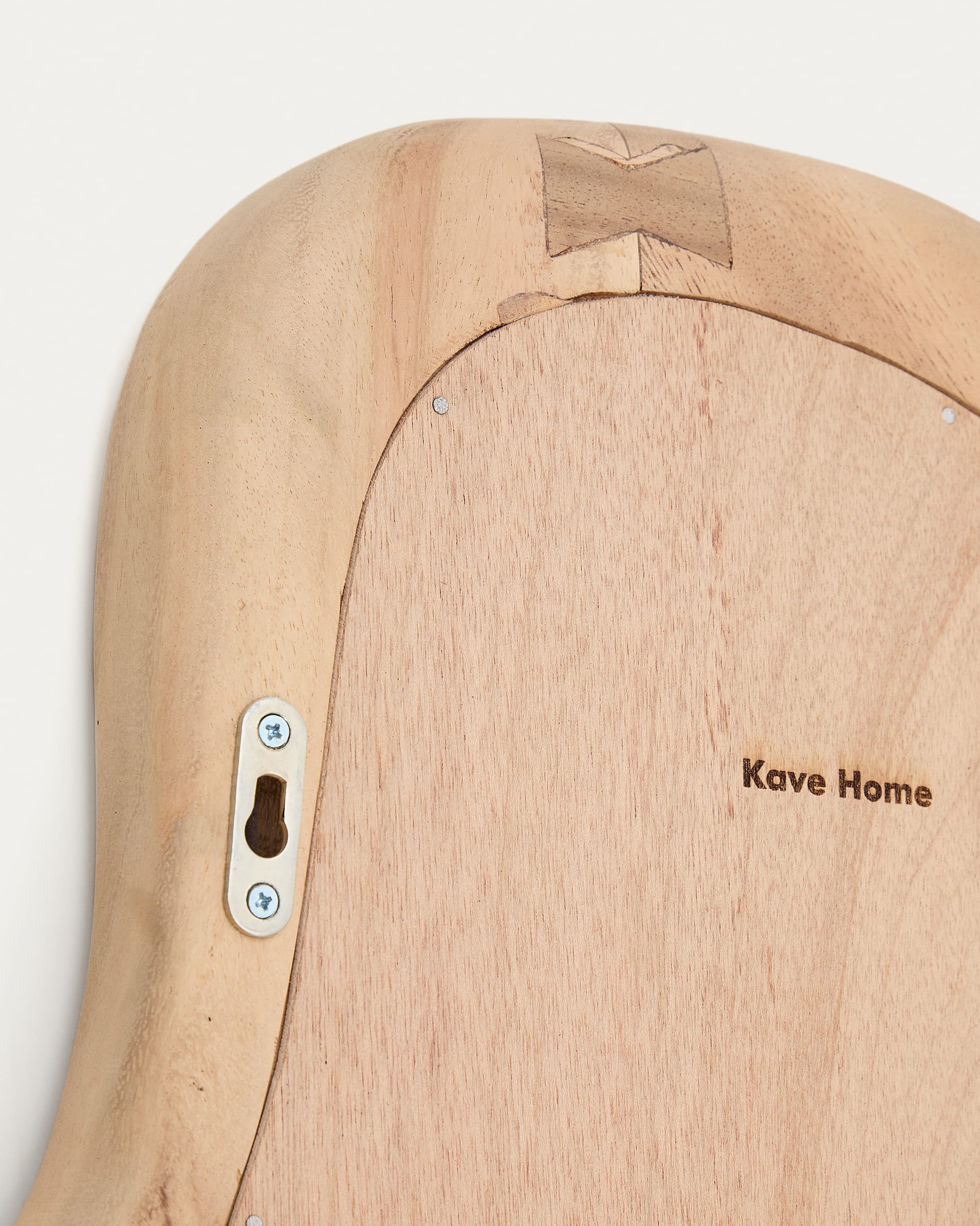 Der Selem Spiegel von Kave Home aus edlem Mungurholz (68 x 44 cm) vereint Funktionalität und zeitlose Eleganz für Ihr Zuhause.