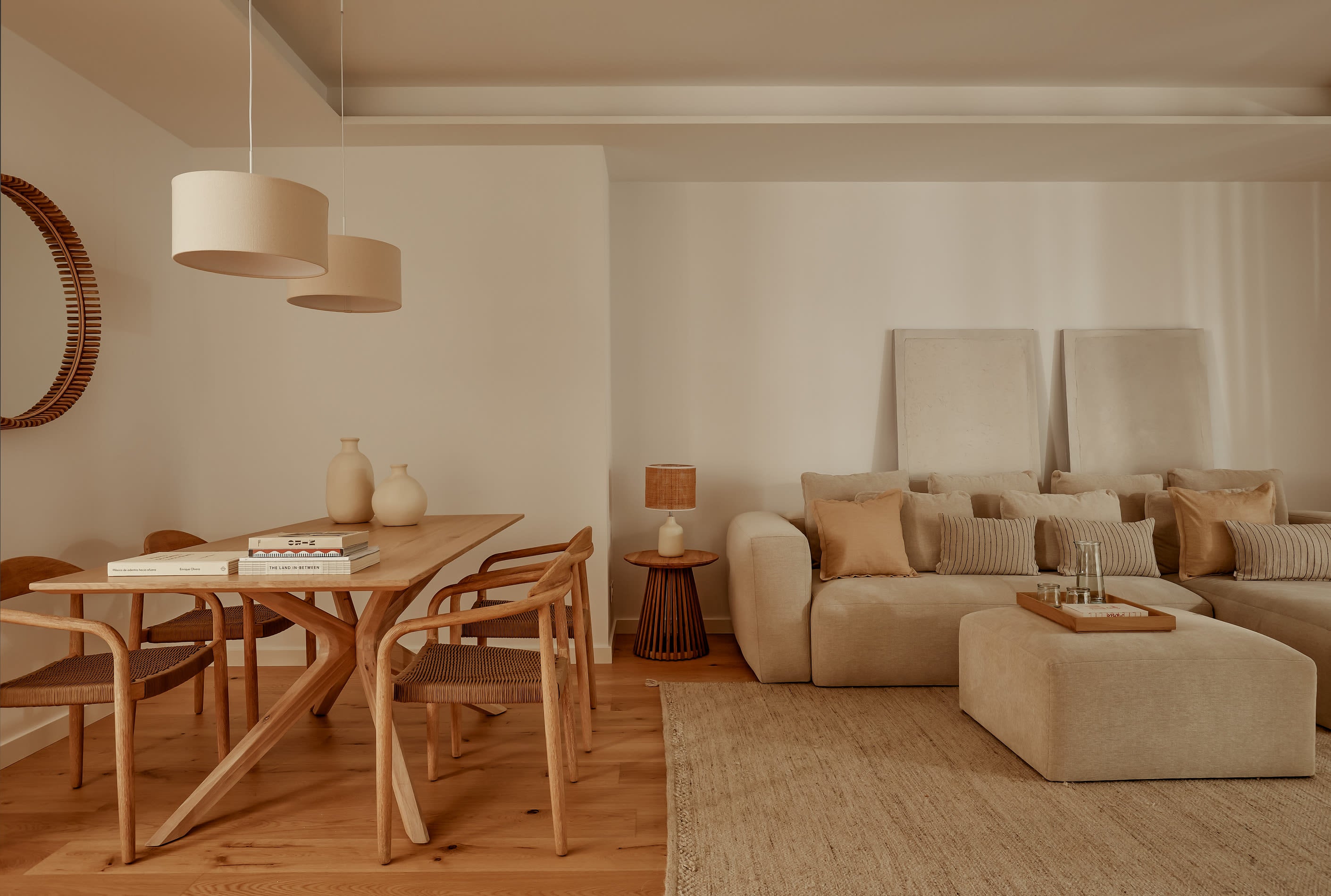 Eleganter runder Spiegel mit Teakholzrahmen, 80 cm Durchmesser, von Kave Home. Perfekt für stilvolle Wohnräume.