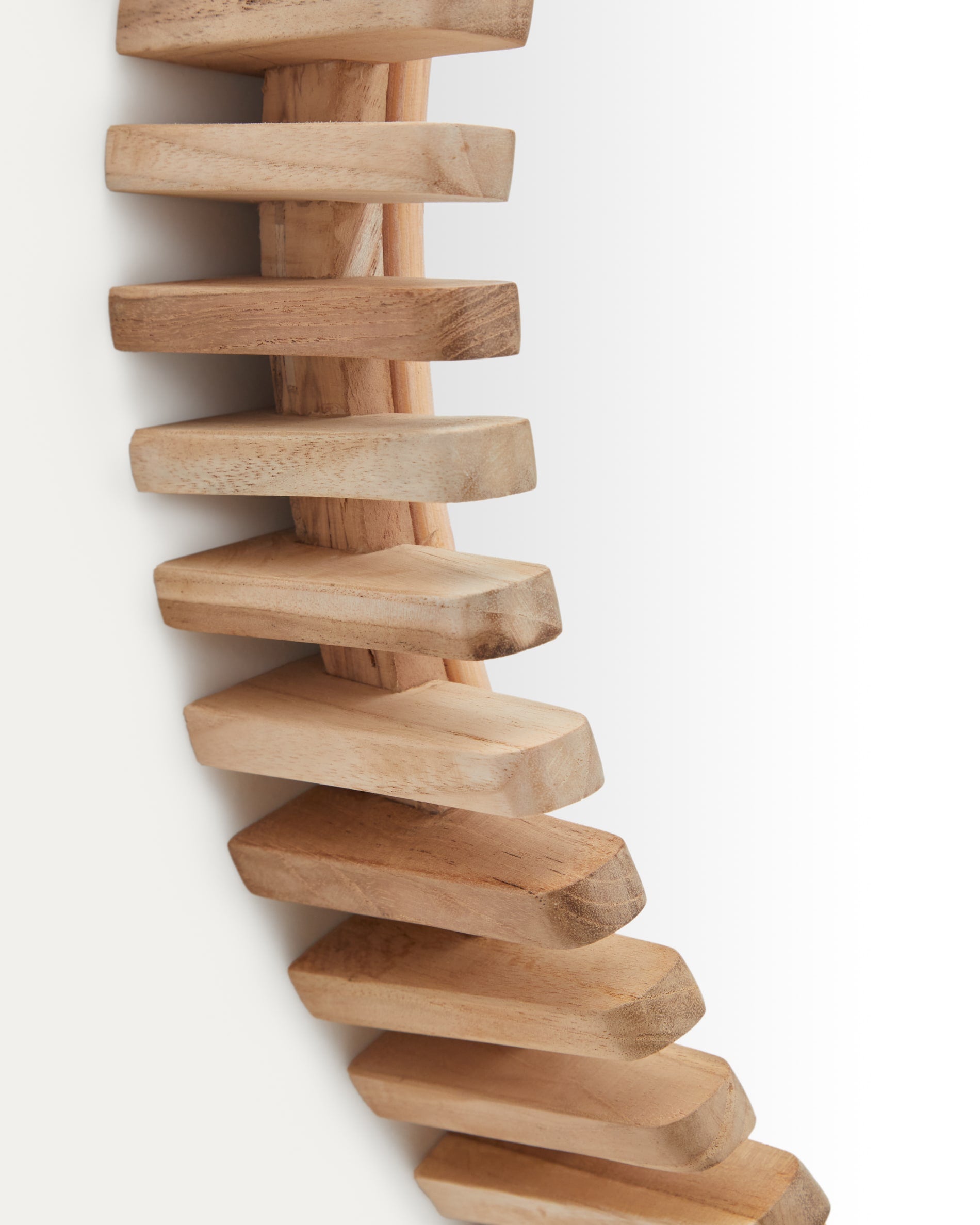 Handgefertigter Polke Spiegel aus Teakholz (Ø 60 cm) von Kave Home: Einzigartiges Design, langlebig und vielseitig für jeden Wohnraum.