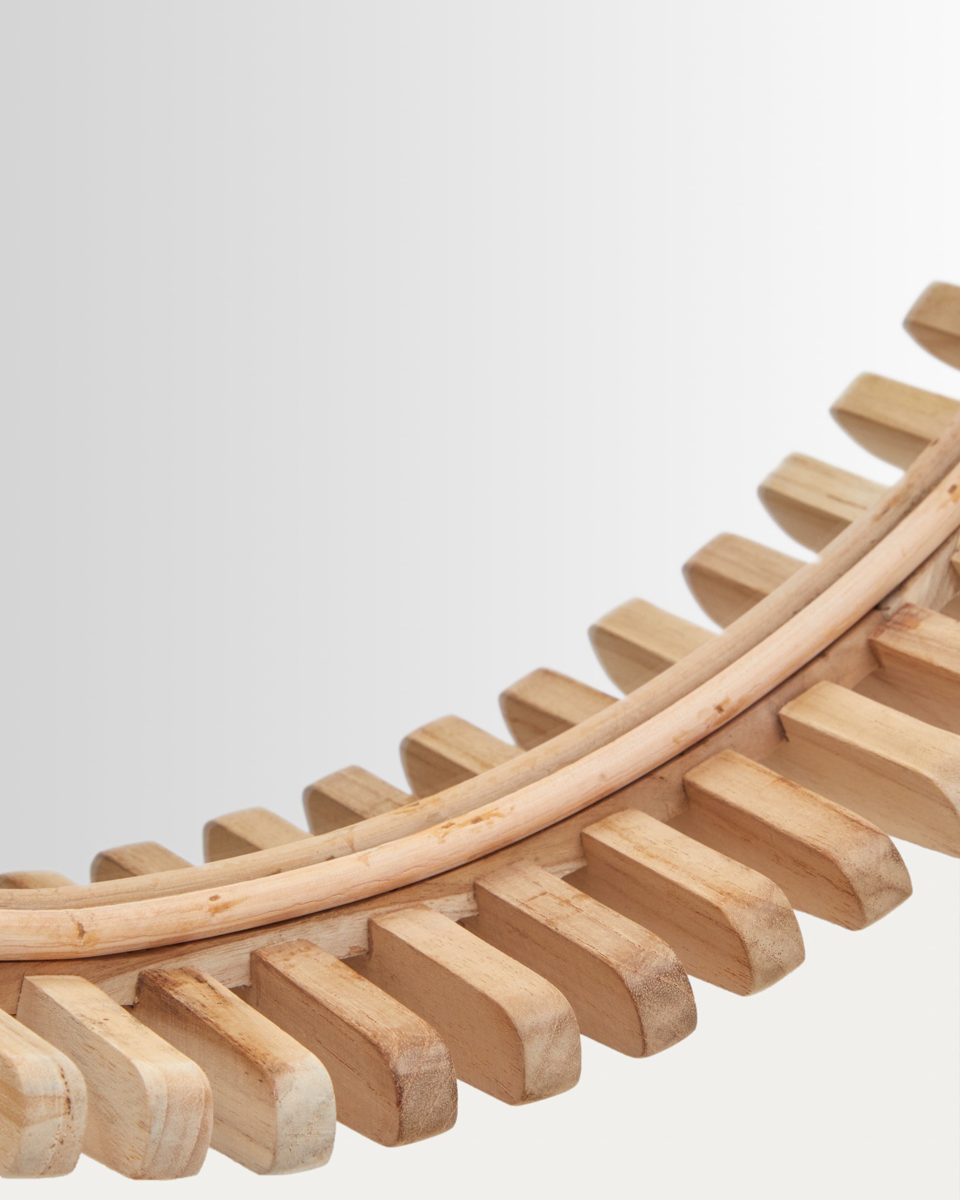 Eleganter Polke Spiegel (Ø 60 cm) aus robustem Teakholz von Kave Home. Ideal für jeden Raum, vereint Funktionalität und Stil.