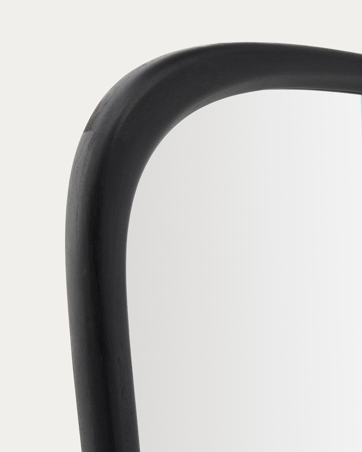 Spiegel Alura aus Teakholz schwarz 158 x 61 cm FSC 100 % in Schwarz präsentiert im Onlineshop von KAQTU Design AG. Spiegel ist von Kave Home