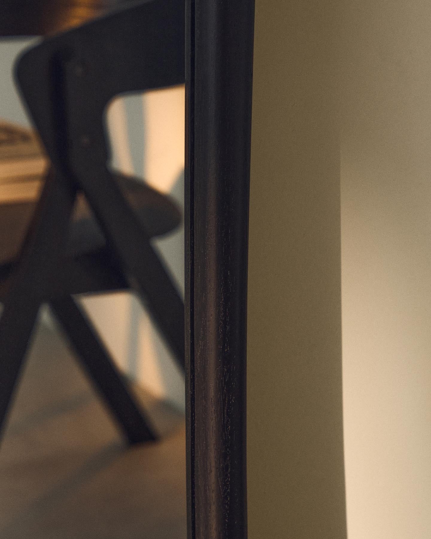 Spiegel Alura aus Teakholz schwarz 158 x 61 cm FSC 100 % in Schwarz präsentiert im Onlineshop von KAQTU Design AG. Spiegel ist von Kave Home