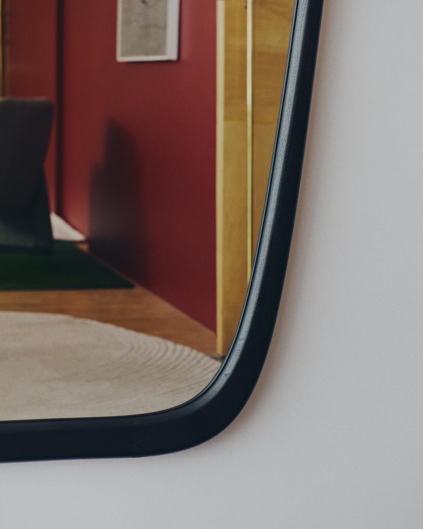 Spiegel Alura aus Teakholz schwarz 94,5 x 192 cm FSC 100 % in Schwarz präsentiert im Onlineshop von KAQTU Design AG. Spiegel ist von Kave Home