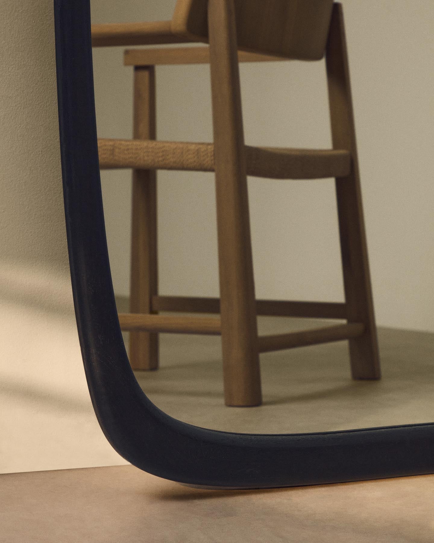 Spiegel Alura aus Teakholz schwarz 94,5 x 192 cm FSC 100 % in Schwarz präsentiert im Onlineshop von KAQTU Design AG. Spiegel ist von Kave Home