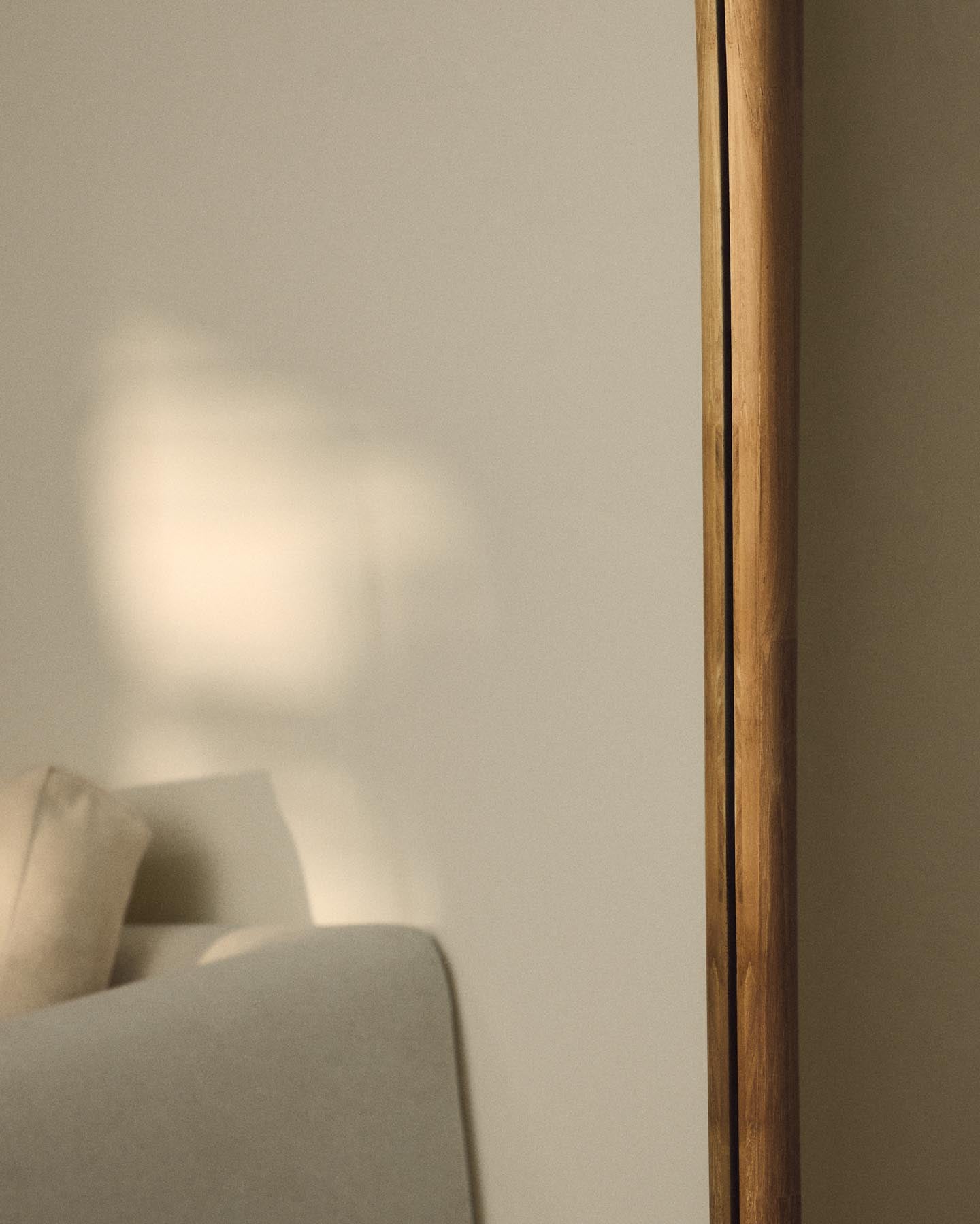 Spiegel Alura aus Teakholz 94,6 x 192,1 cm FSC 100 % in Braun präsentiert im Onlineshop von KAQTU Design AG. Spiegel ist von Kave Home