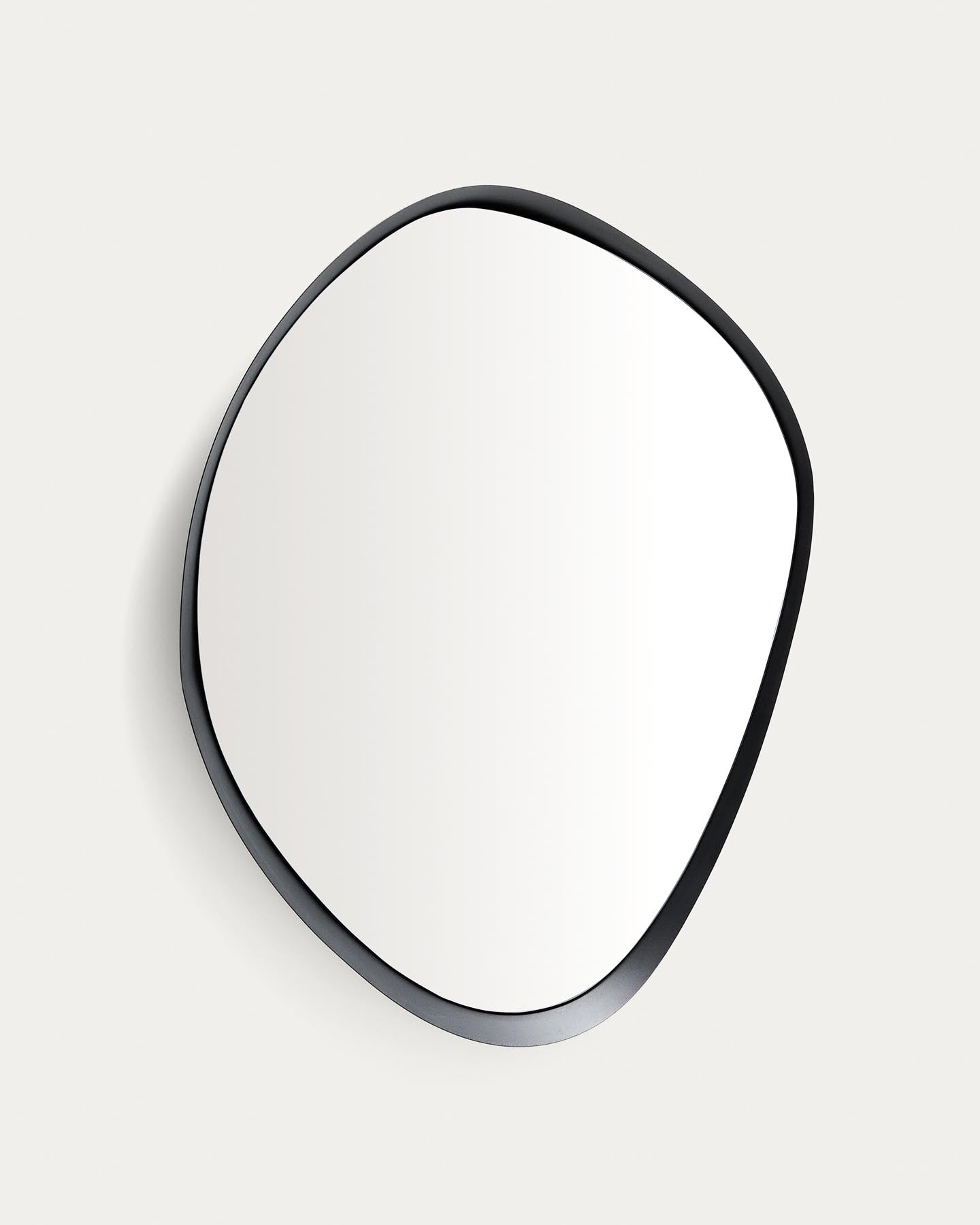 Spiegel Tebel aus schwarzem Metall, 85 x 93,5 cm in Schwarz präsentiert im Onlineshop von KAQTU Design AG. Spiegel ist von Kave Home