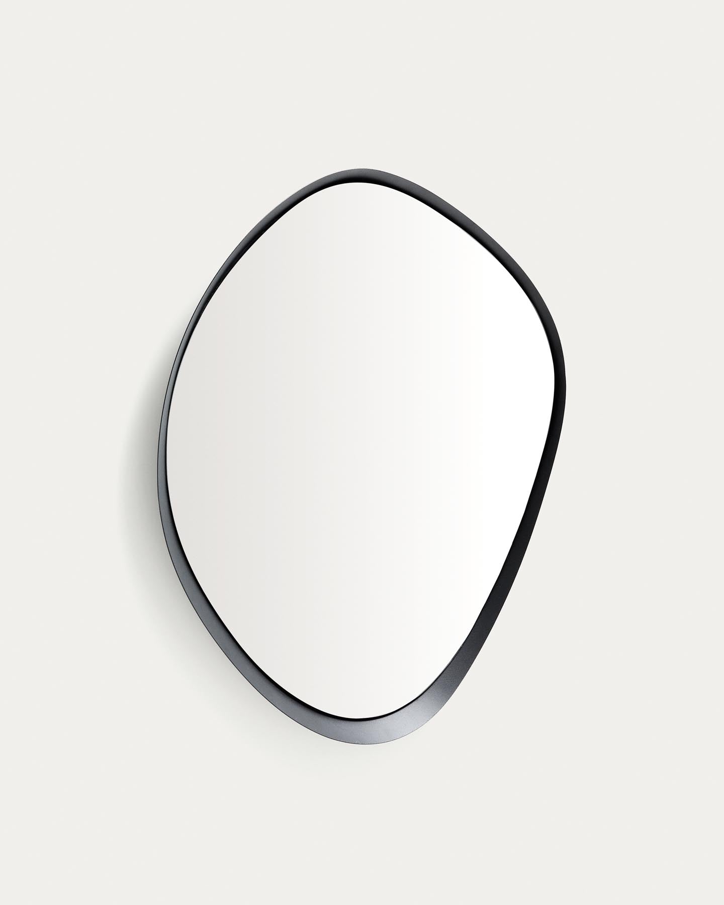 Spiegel Tebel aus schwarzem Metall, 67,5 x 74,5 cm in Schwarz präsentiert im Onlineshop von KAQTU Design AG. Spiegel ist von Kave Home