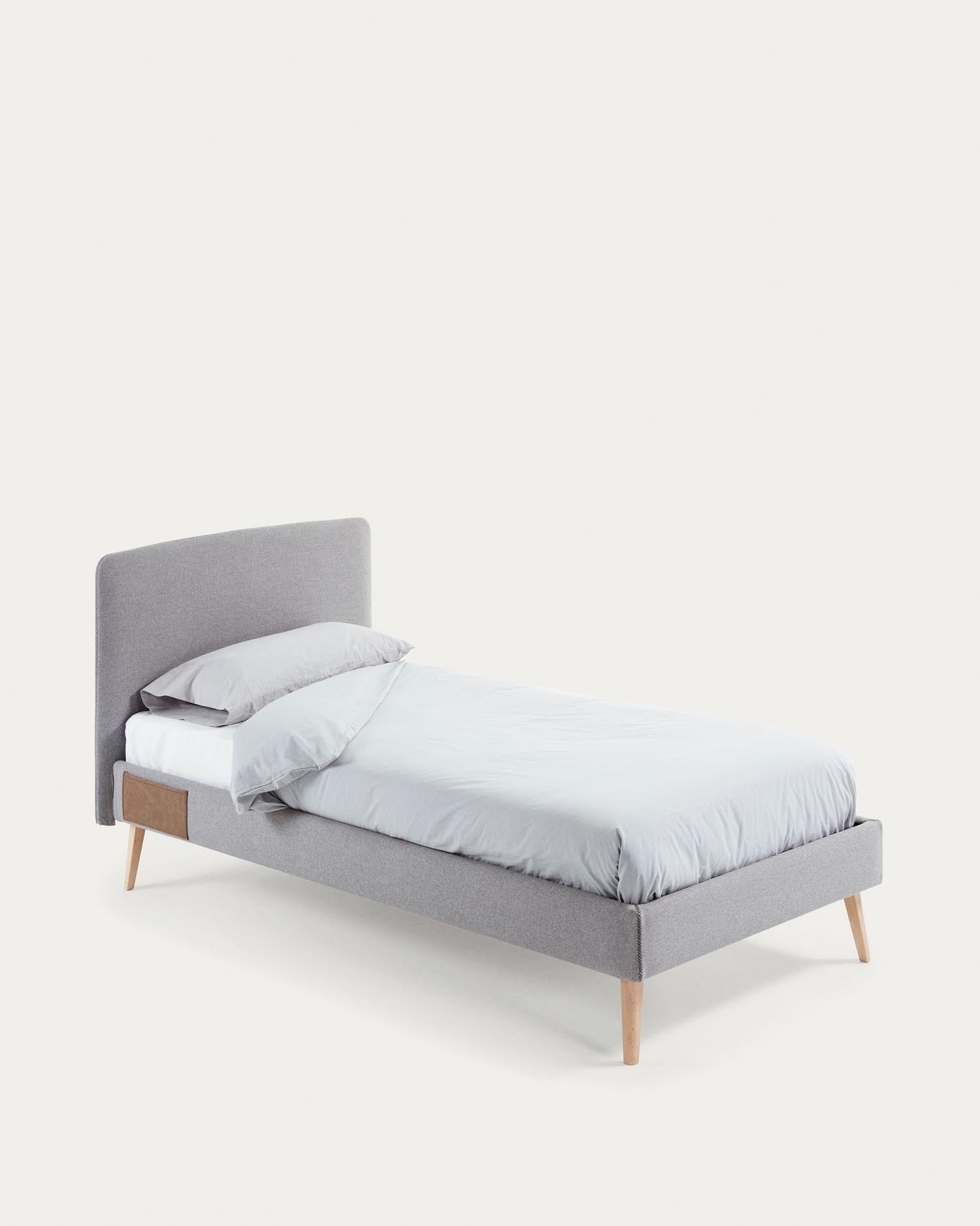 Modernes Dyla Bett in Hellgrau mit abnehmbarem Bezug und stabilen Buchenholzbeinen, perfekt für Matratzen 90 x 190 cm von Kave Home.