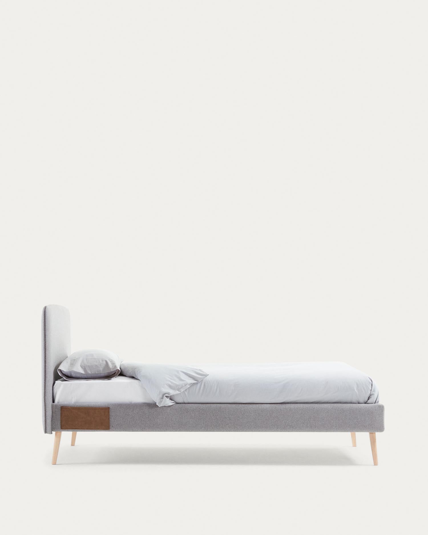 Elegantes Dyla Bett mit hellgrauem, abnehmbarem Bezug, stabilen Buchenholzbeinen, ideal für 90x190 cm Matratzen, von Kave Home.