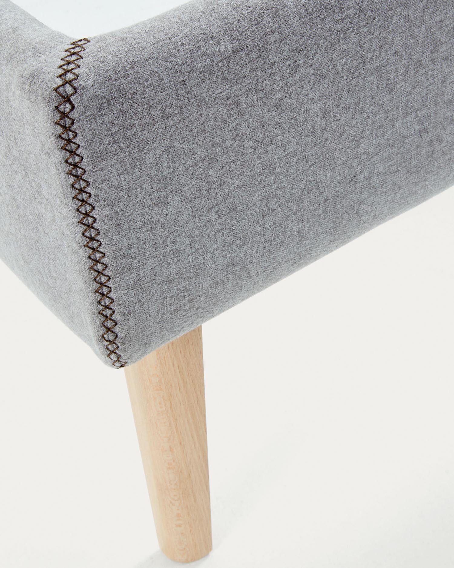 Elegantes Dyla Bett von Kave Home in Hellgrau, mit abnehmbarem Bezug und stabilen Buche-Beinen, ideal für 90 x 190 cm Matratzen.