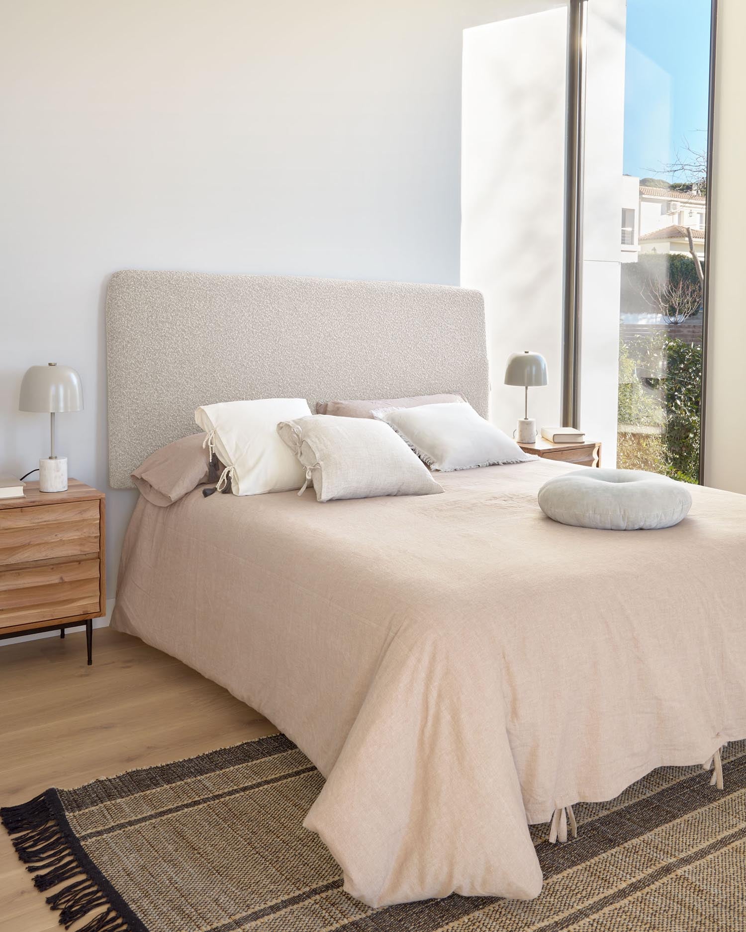 Entdecken Sie das Dyla Bettkopfteil in elegantem Bouclé Weiß, ideal für 160 cm Betten. Hochwertig, nachhaltig und pflegeleicht – für Ihr stilvolles Schlafzimmer.