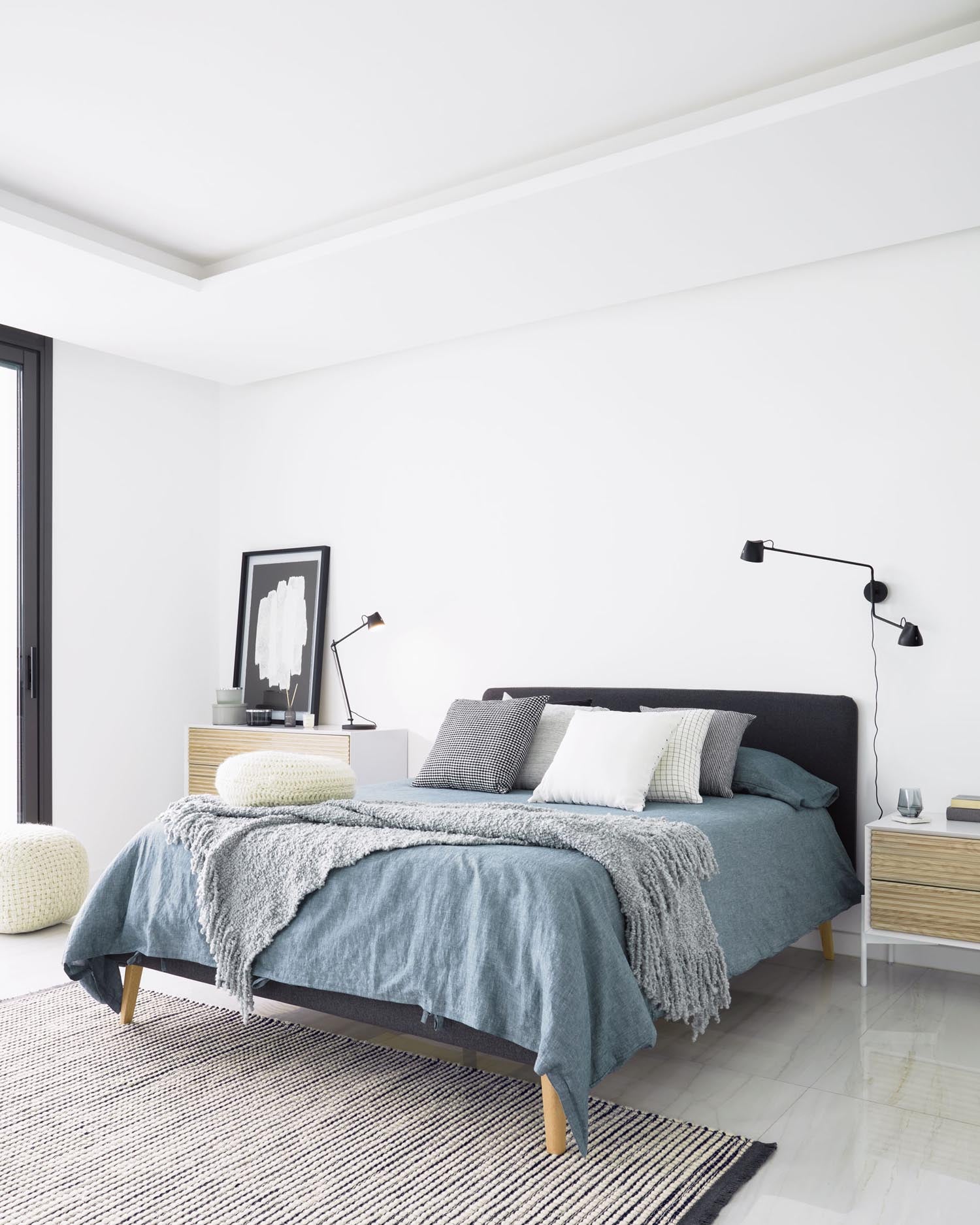 Schwarzer Dyla Bezug für 150 x 190 cm Betten von Kave Home. Modernes Design, atmungsaktive Materialien und elegante Glasakzente für Ihr Schlafzimmer.