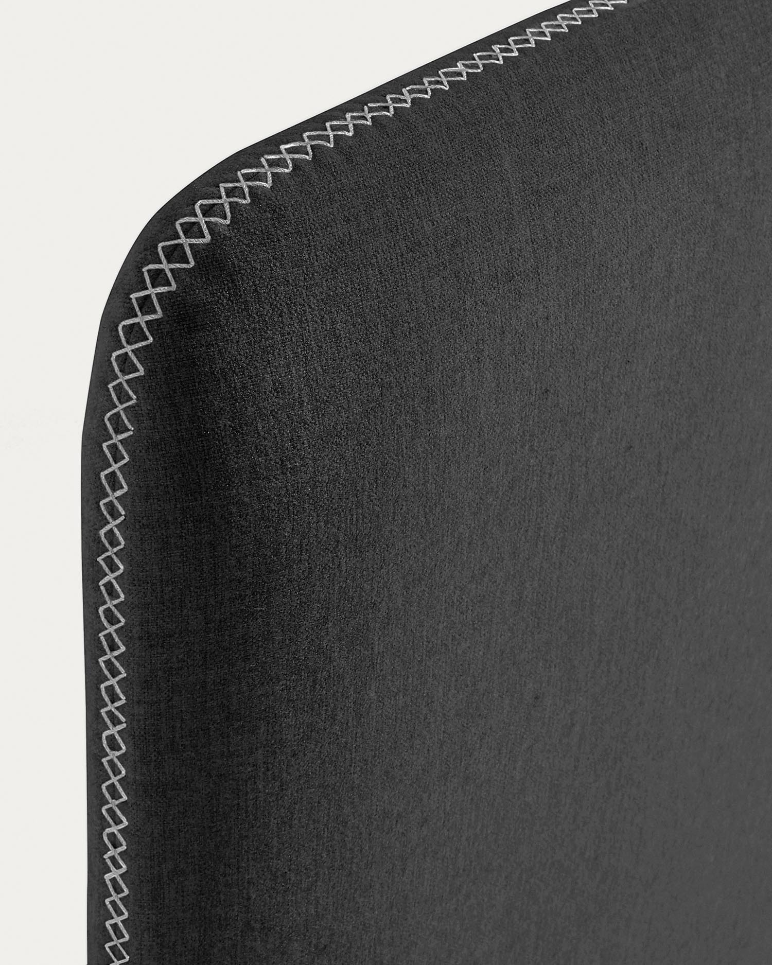 Schwarzer Dyla Bezug für 150 x 190 cm Betten von Kave Home. Stilvolles Design, langlebige Materialien und einfache Pflege für Ihr Schlafzimmer.