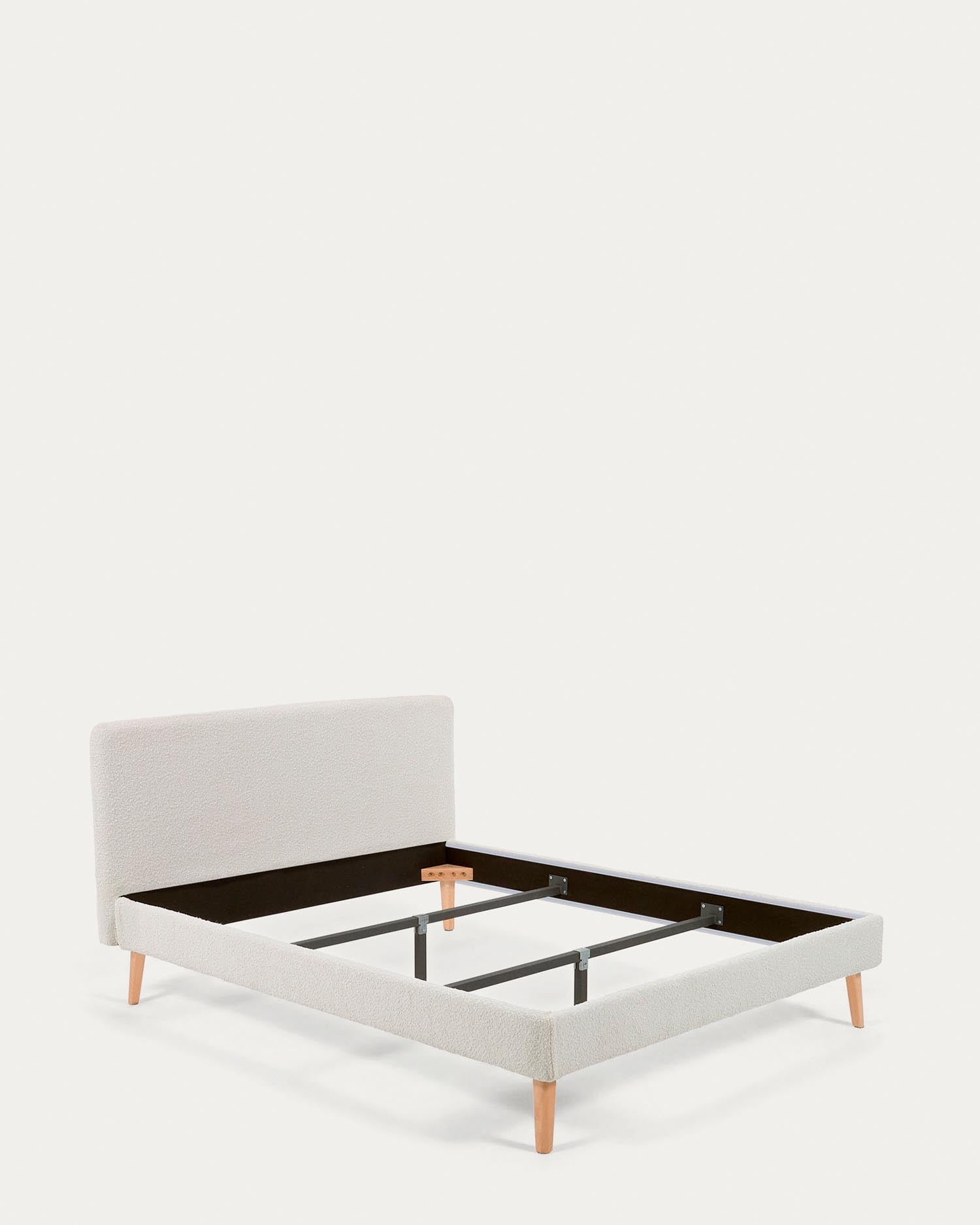 Eleganter Dyla Bouclé-Bezug in Weiss für 160x200 cm Betten von Kave Home: Luxuriös, stilvoll und komfortabel.