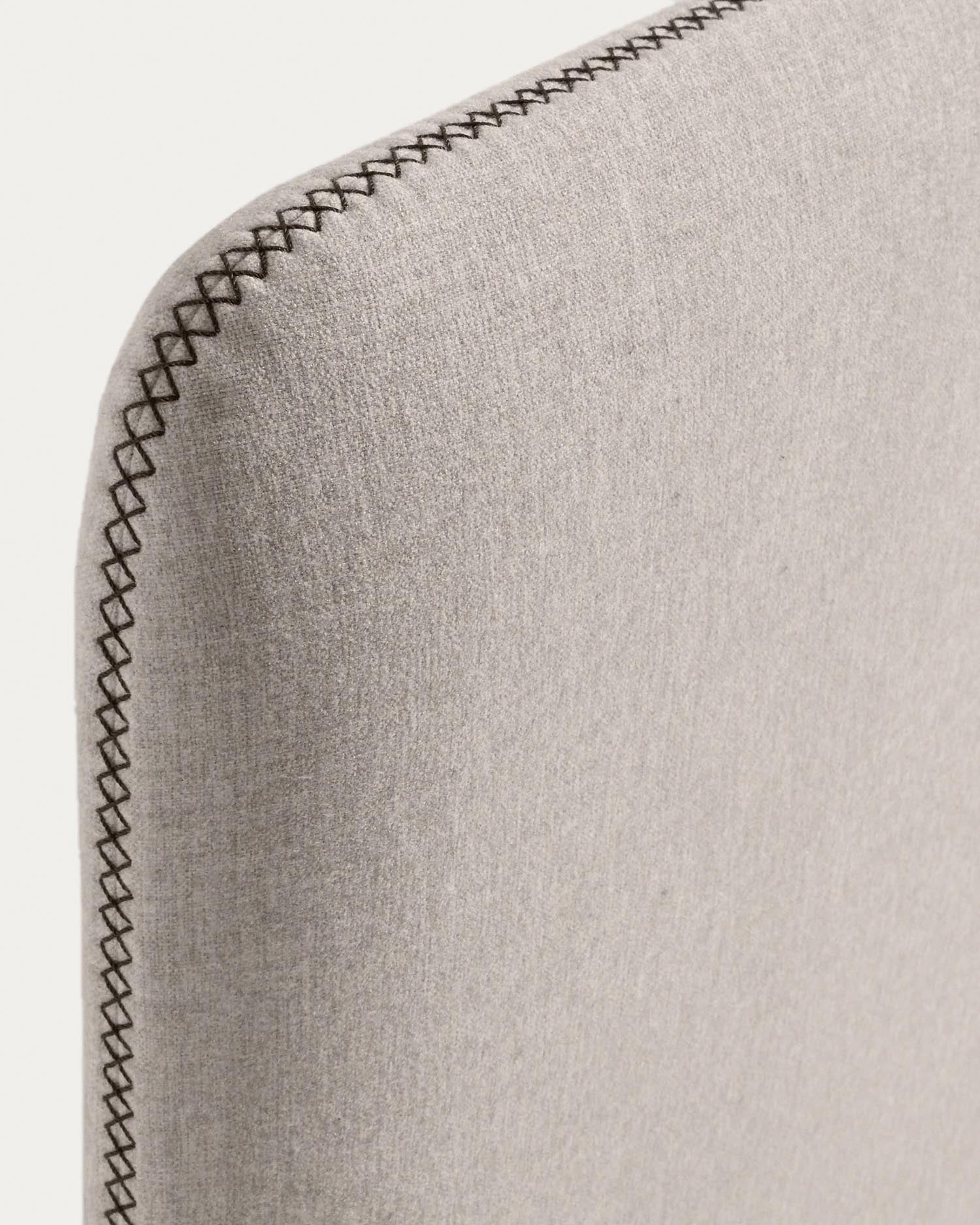 Stilvoller Dyla Bezug in Beige von Kave Home für 160 x 200 cm Matratzen. Hochwertig, pflegeleicht und ideal für jedes Schlafzimmer.