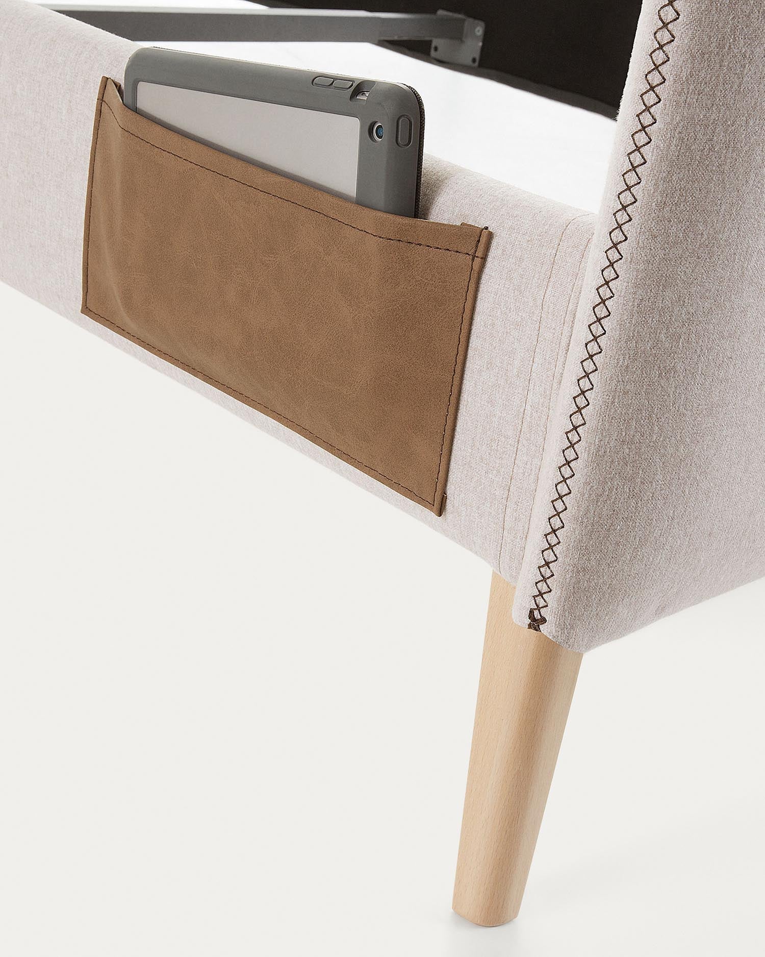 Eleganter Dyla Bezug in Beige von Kave Home für 160 x 200 cm Matratzen. Robuste Materialien, zeitloses Design und pflegeleicht für Ihr Schlafzimmer.