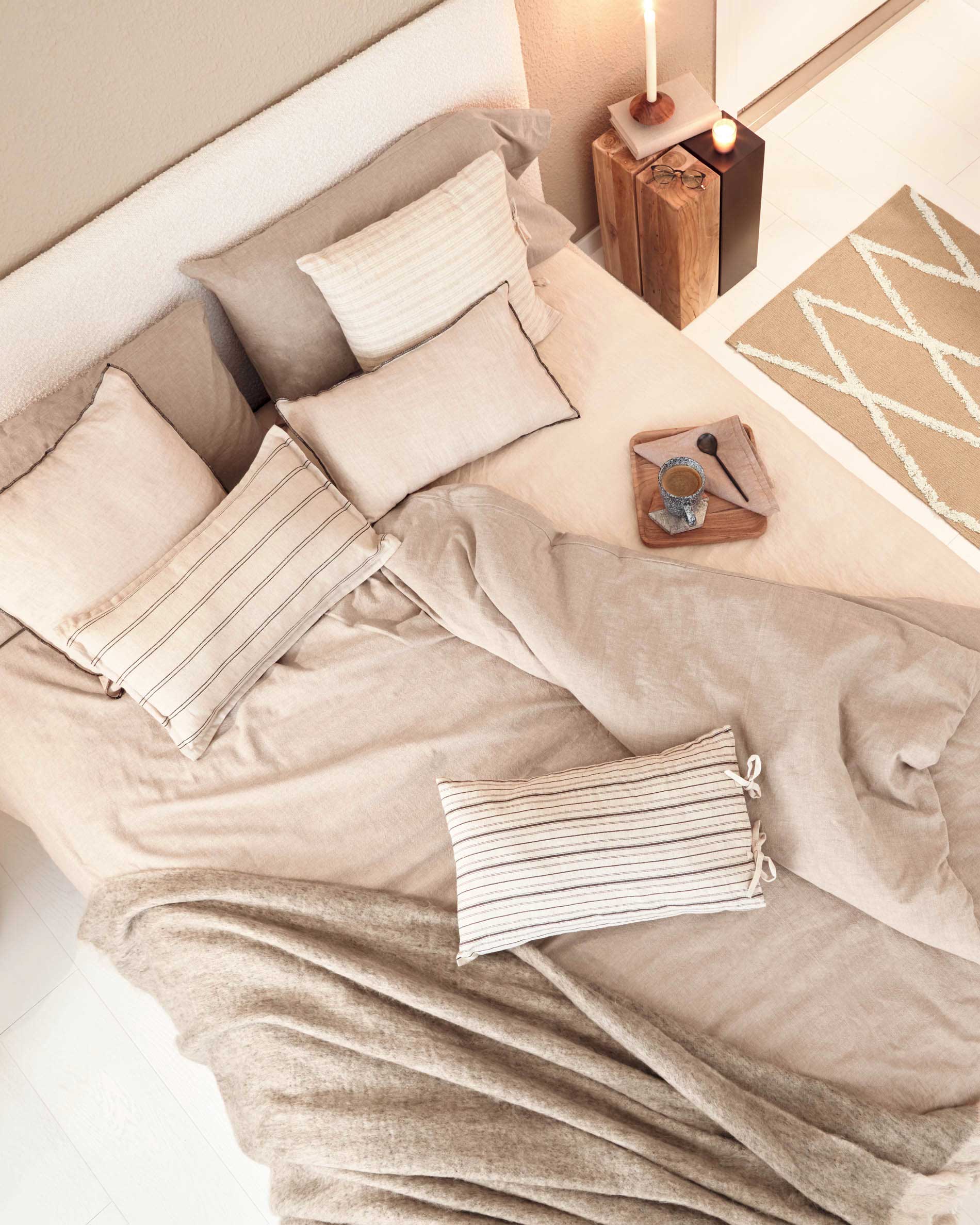 Stilvolles Dyla Bett in weissem Bouclé von Kave Home, geeignet für 160x200 cm Matratzen. Modern und komfortabel.