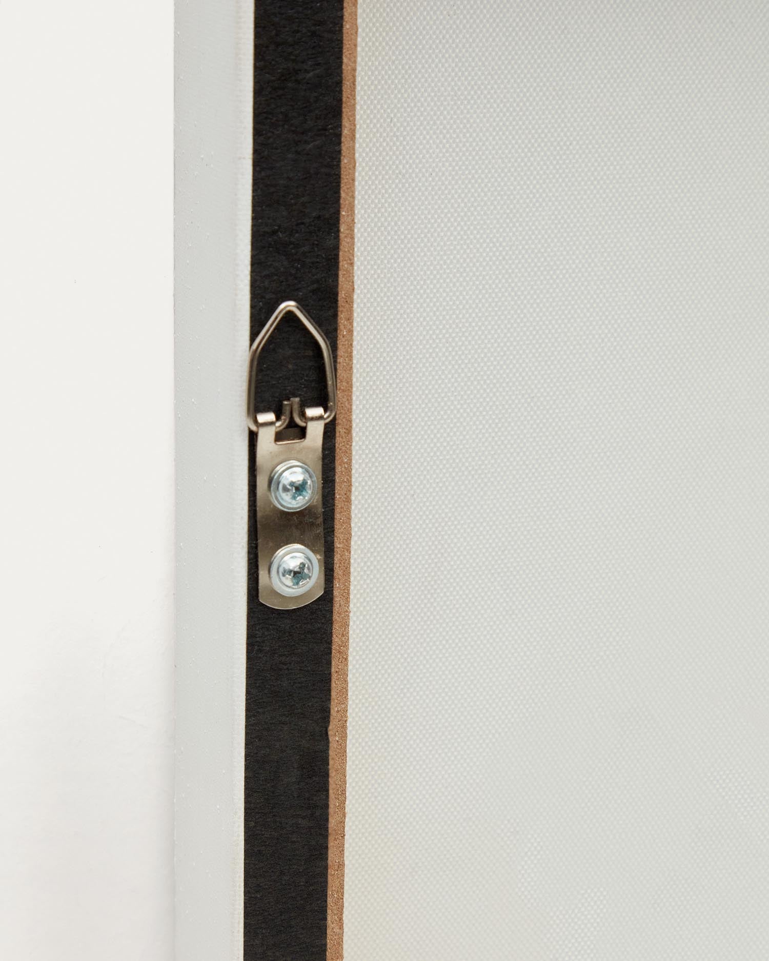 Verleihen Sie Ihrem Raum mit dem Pineda Set von Kave Home (2 Leinwände, 30x40 cm) eine stilvolle Note in sanften Weißtönen.