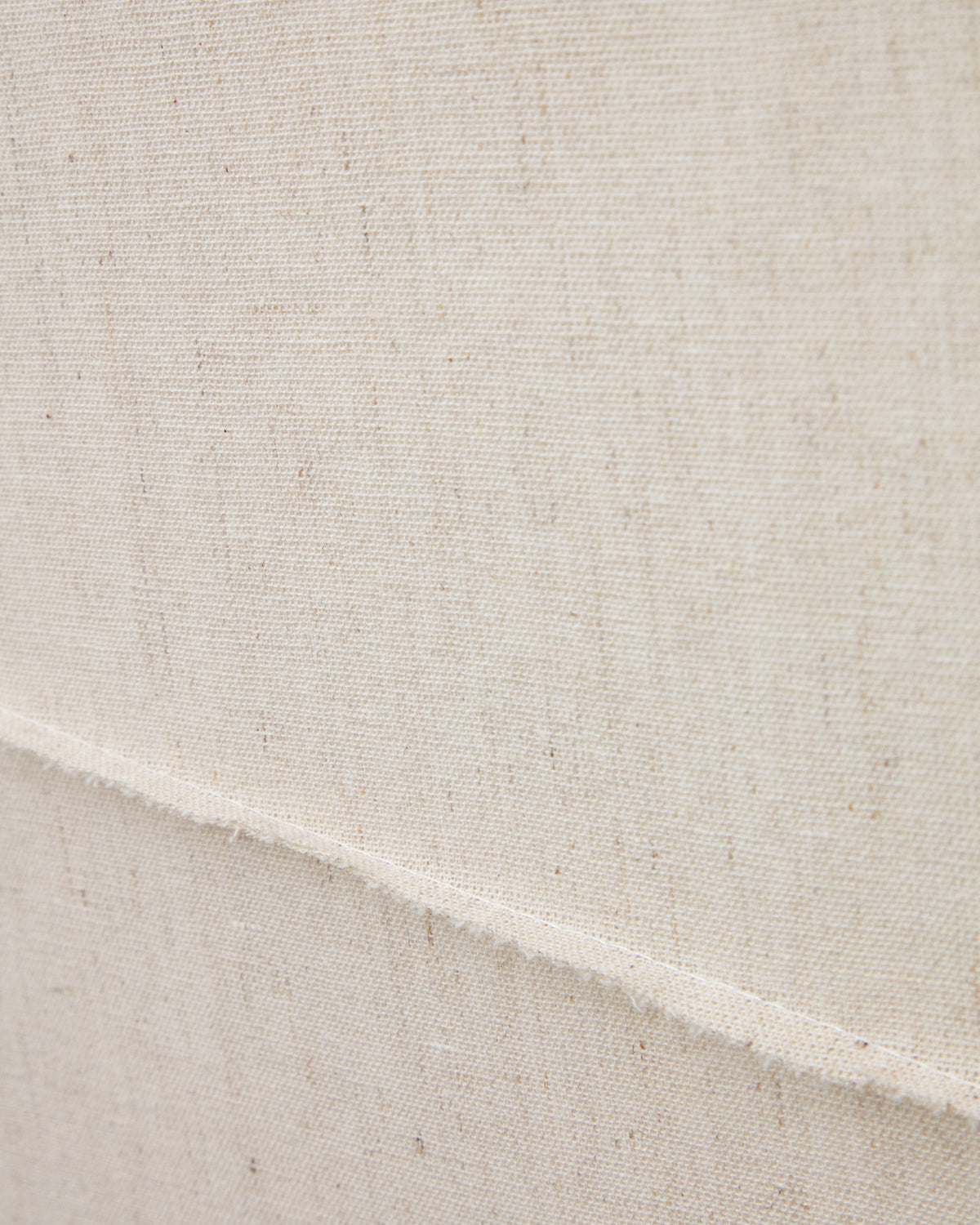 Bild Maha in Weiss mit horizontaler Linie 82 x 102 cm in Beige präsentiert im Onlineshop von KAQTU Design AG. Bild ist von Kave Home