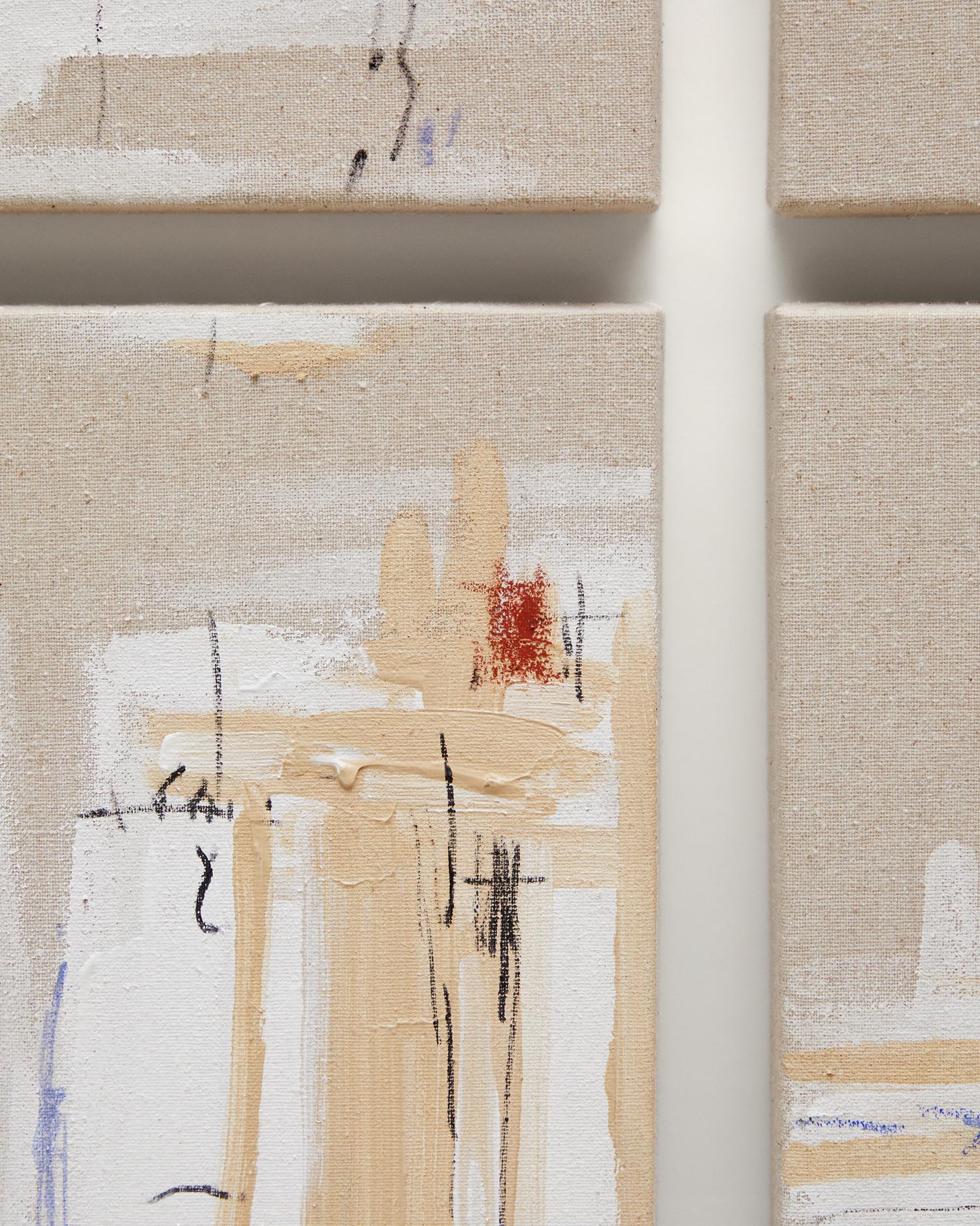 Elegantes 4er Set Leinwandbilder in Weiß und Beige, 30x30 cm, von Kave Home – ideal für moderne und geschmackvolle Wanddekoration.