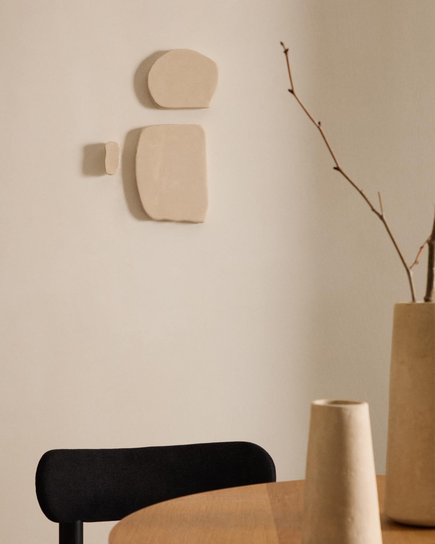 Elegante, weisse Pappmaché-Wanddeko im 3er-Set von Kave Home, nachhaltig und stilvoll, ideal für moderne Wohnräume.