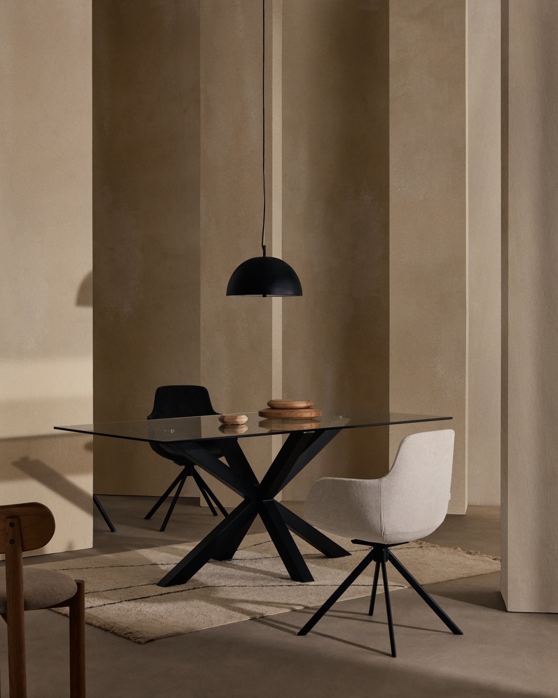 Das Selem 4er Set von Kave Home bietet stilvolle Wanddeko aus Mungurholz, ideal für ein natürliches und modernes Ambiente.