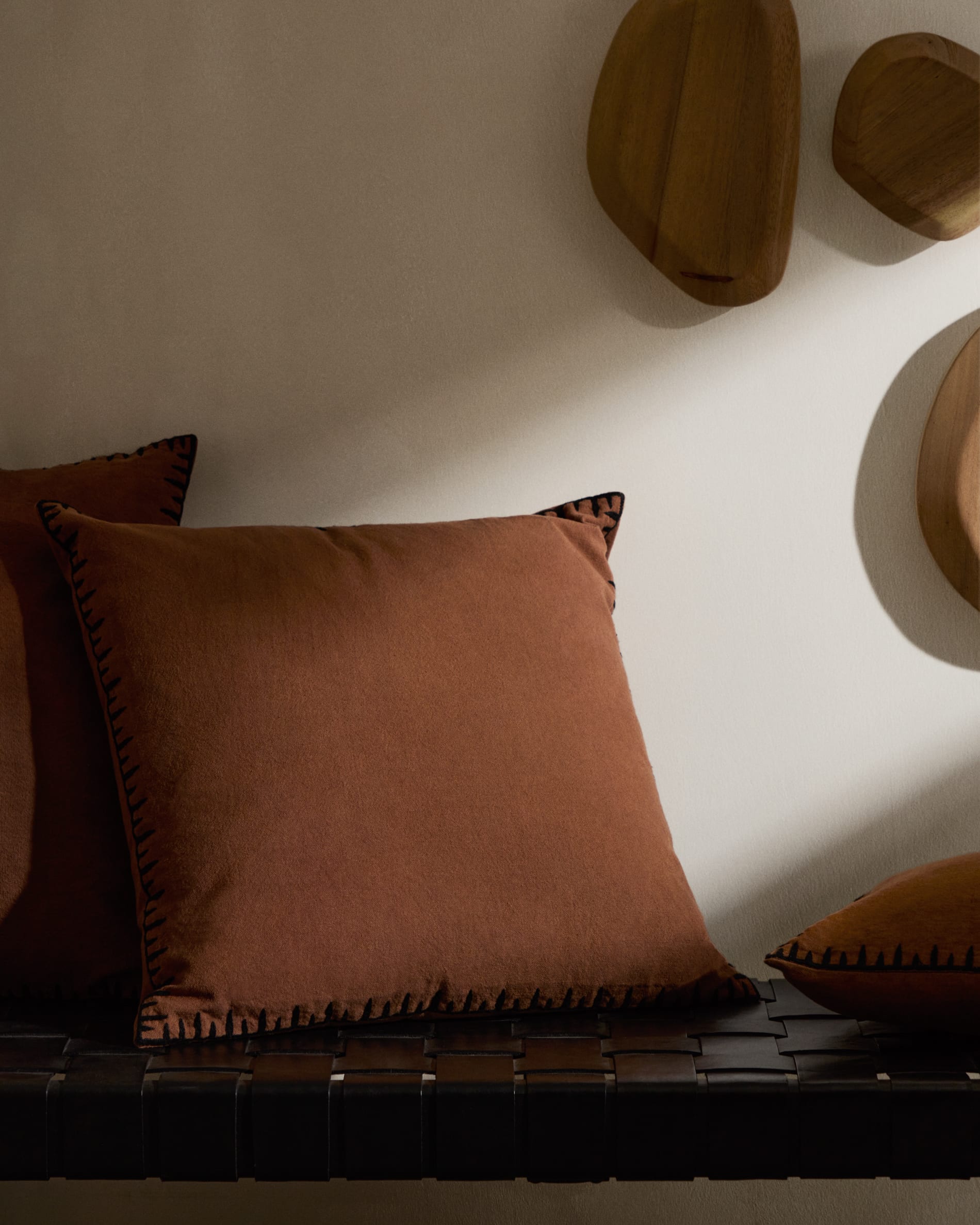 Das Selem 4er Wanddeko-Set aus Mungurholz von Kave Home verleiht Ihrem Raum eine warme, natürliche und stilvolle Atmosphäre.