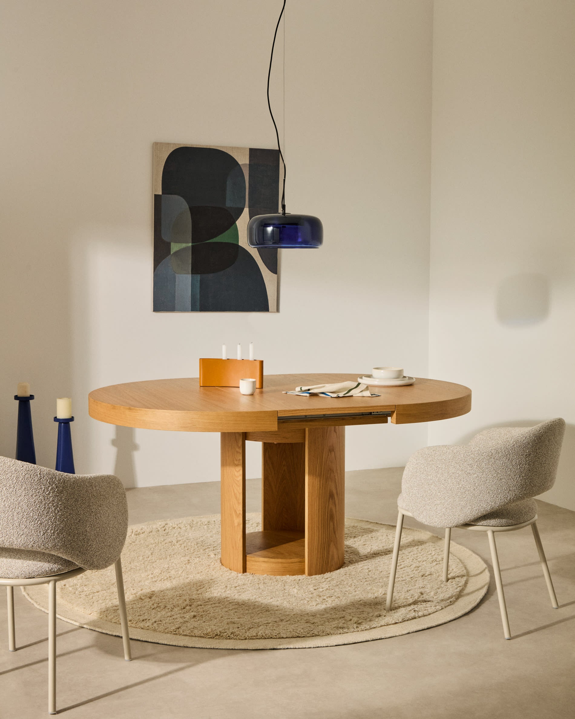 Abstrakte Leinwand Nemsa von Kave Home, 90x60 cm, in Blau und Grün. Perfekt für moderne und stilvolle Raumdekoration.