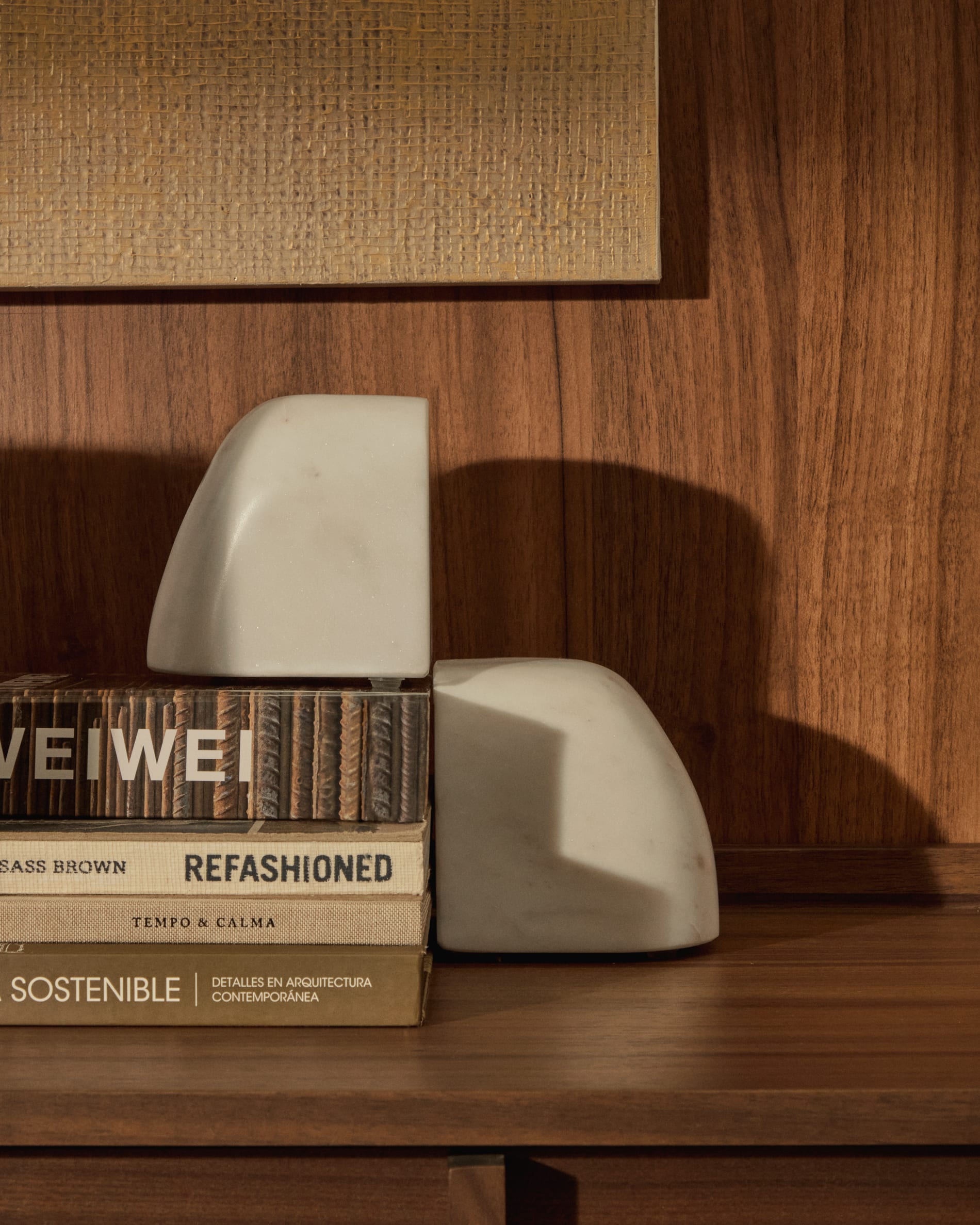 Verleihen Sie Ihrem Raum mit der 100 x 80 cm großen abstrakten Leinwand Tonol in Braun von Kave Home eine elegante Note – ein faszinierendes Kunstwerk!