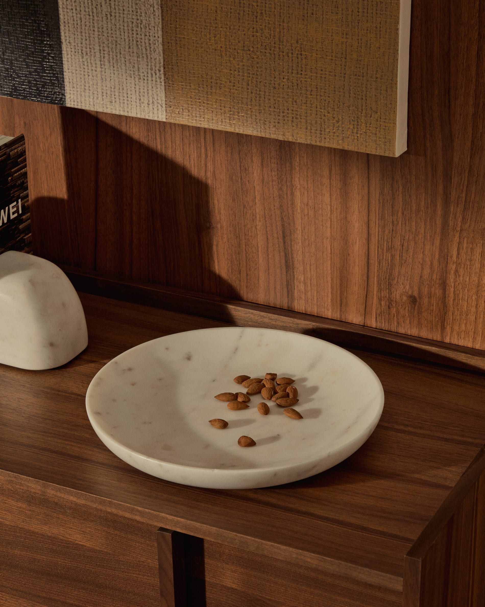 Verleihen Sie Ihrem Raum mit der 100 x 80 cm großen abstrakten Leinwand Tonol in Braun von Kave Home eine elegante Note – ein faszinierendes Kunstwerk!