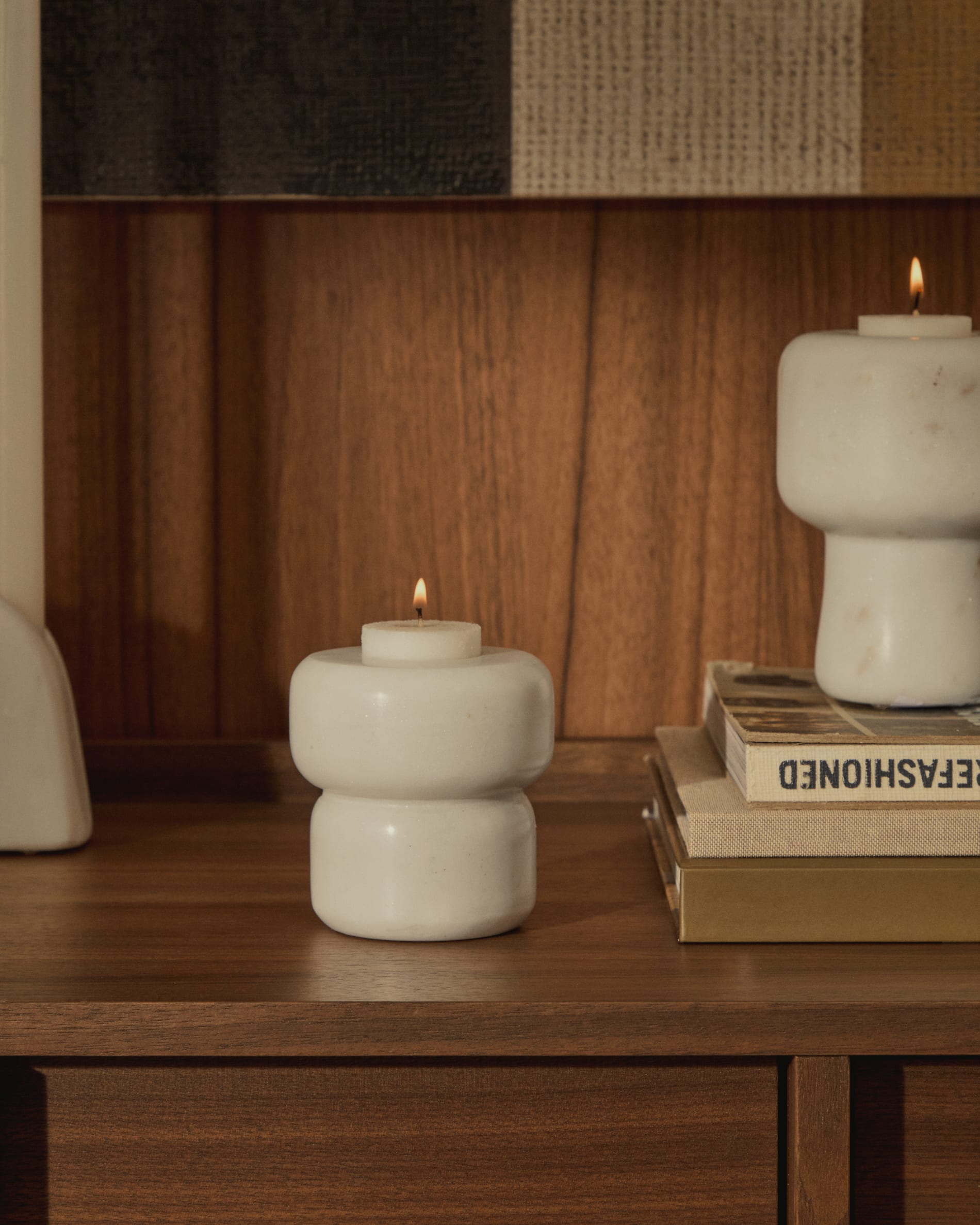 Verleihen Sie Ihrem Raum mit der 100 x 80 cm großen abstrakten Leinwand Tonol in Braun von Kave Home eine elegante Note – ein faszinierendes Kunstwerk!