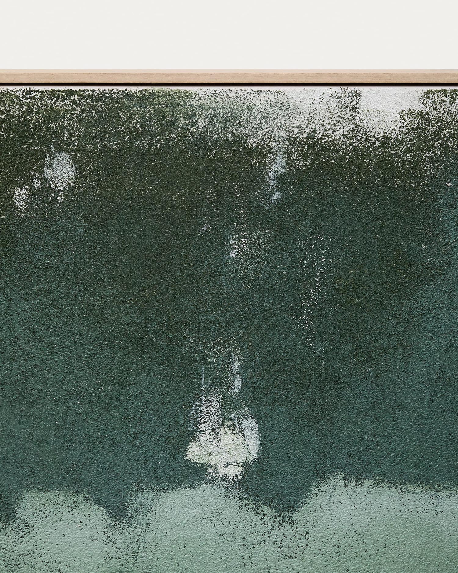 Beeindruckendes abstraktes Kunstwerk Selnar in tiefen Grüntönen (202 x 122 cm) von Kave Home. Ideal für stilvolle Raumgestaltung.