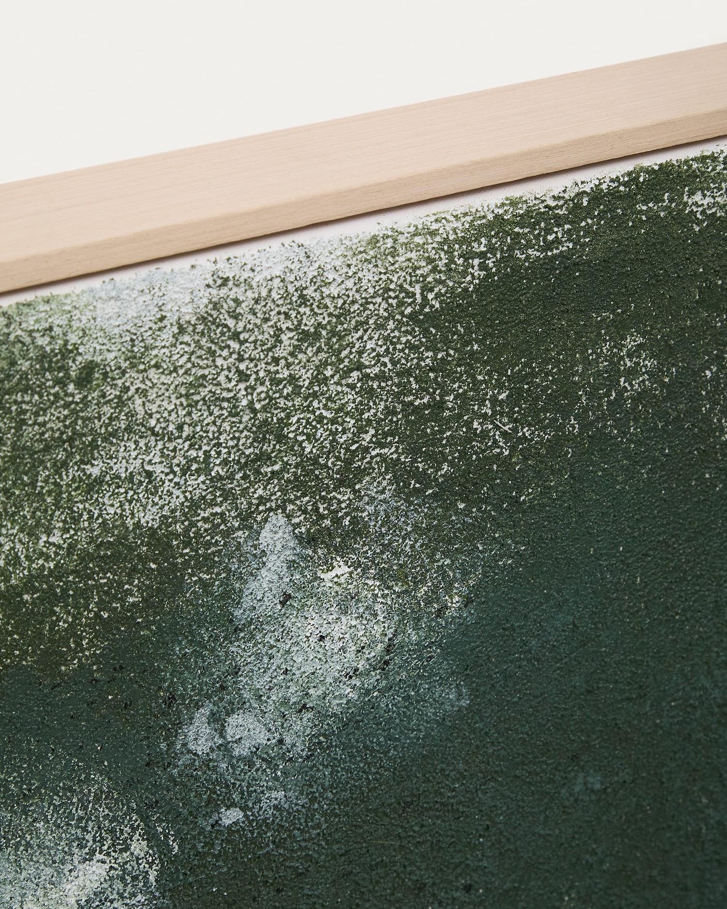 Faszinierendes abstraktes Bild Selnar (202 x 122 cm) von Kave Home in lebendigen Grüntönen. Perfekt für individuelle Akzente in jedem Raum.