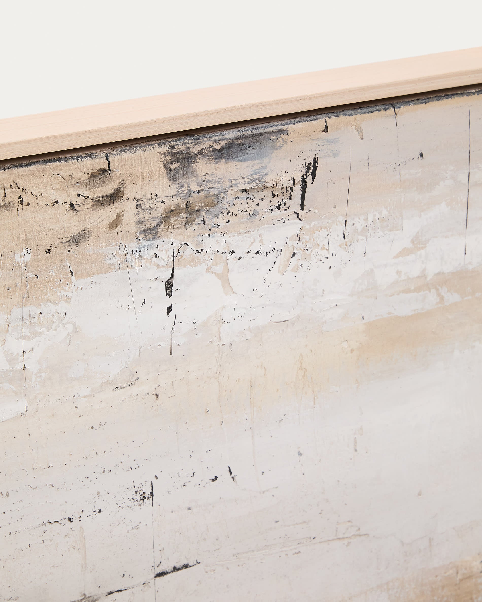 Verleihen Sie Ihrem Raum mit dem einzigartigen abstrakten Bild Selnar von Kave Home (122 x 32 cm) eine moderne Note in edlen Grautönen.