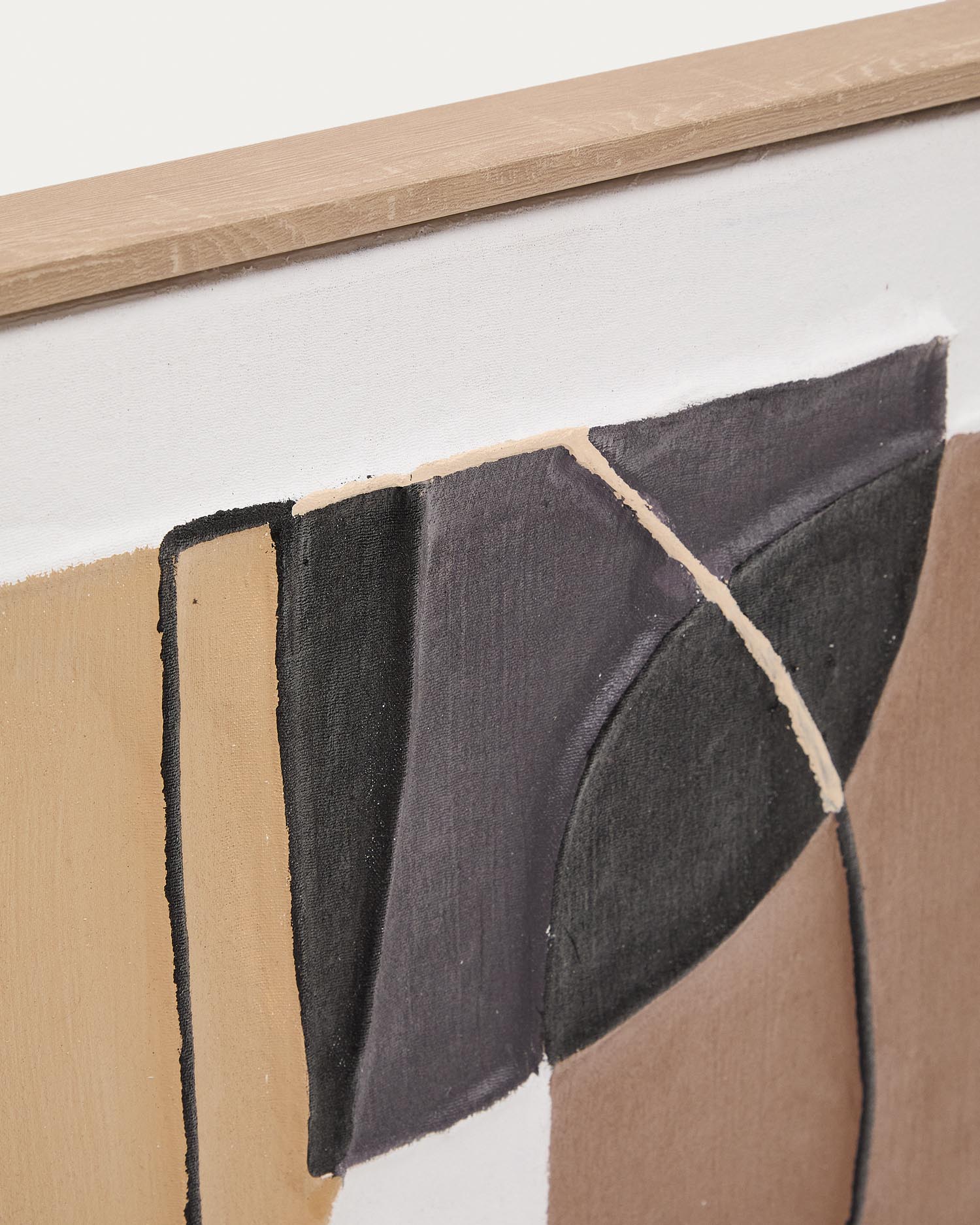 Das Bild Zay von Kave Home (40x40 cm) präsentiert braune geometrische Muster, perfekt für eine elegante und zeitgemäße Wohnraumgestaltung.