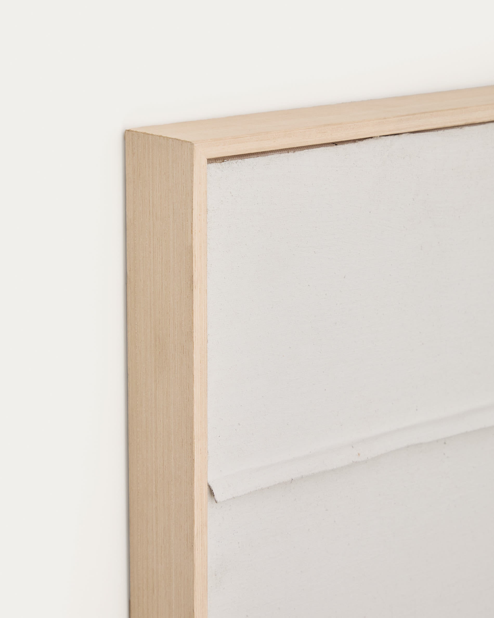 Entdecken Sie das Leinwandbild Klis von Kave Home, 80x100 cm, mit stilvollen geometrischen Mustern in Weiß – perfekt für ein modernes Ambiente.