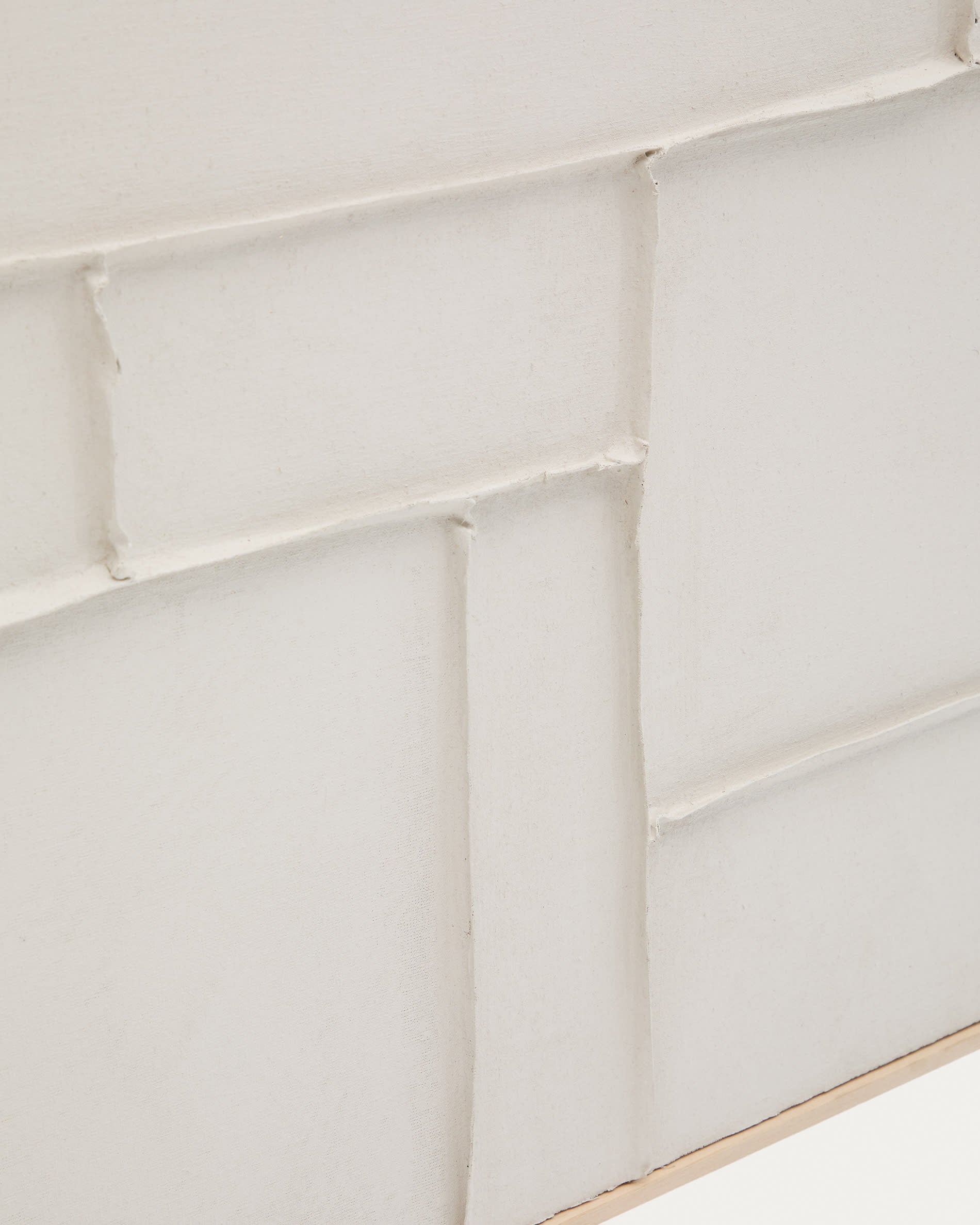 Verleihen Sie Ihrem Raum mit dem Leinwandbild Klis von Kave Home (80x100 cm) einen Hauch von skandinavischer Eleganz und zeitloser Raffinesse.