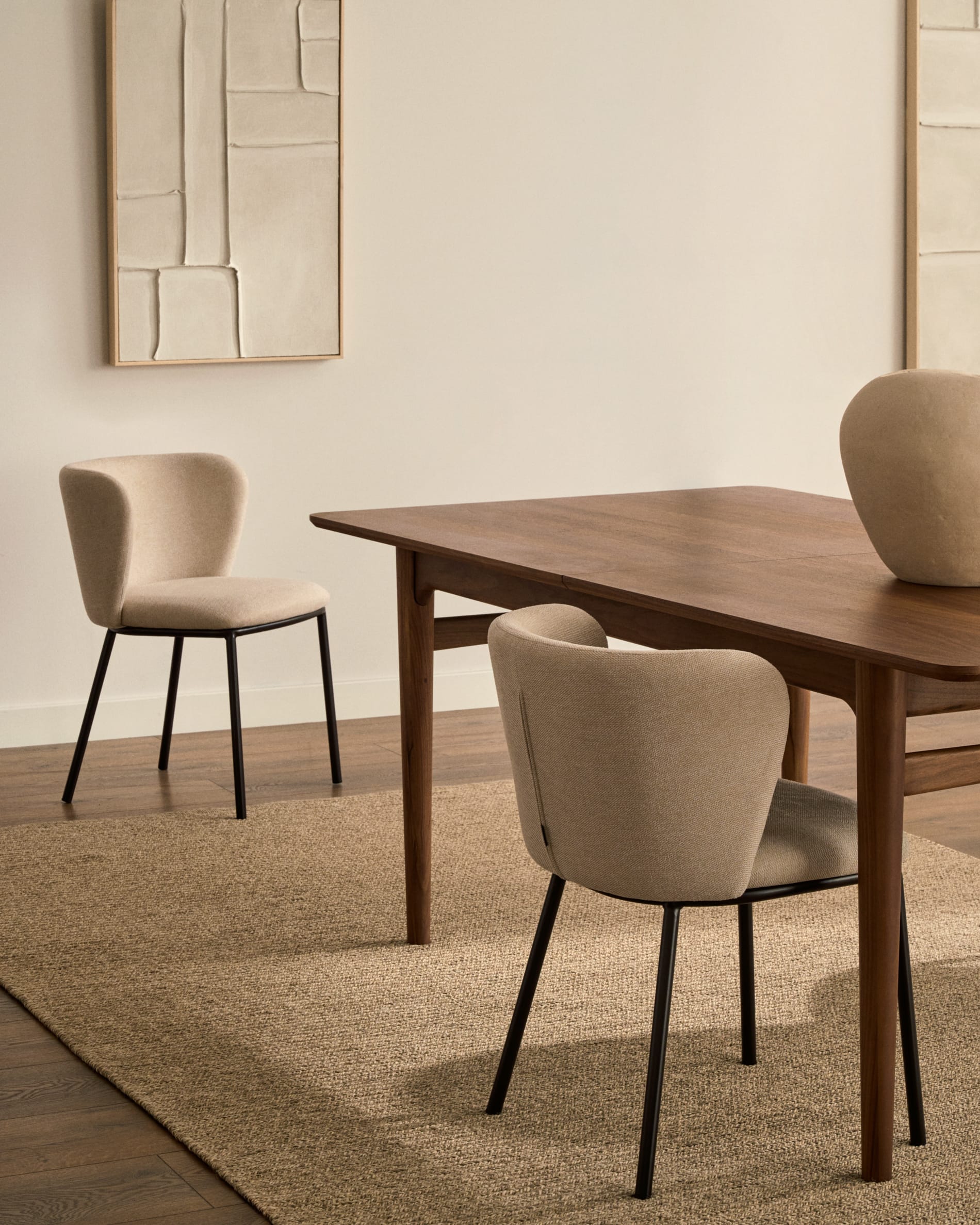 Leinwandbild Klis von Kave Home, 80x100 cm, aus Leinen, mit eleganten weissen geometrischen Formen, ideal für moderne Wohnräume.