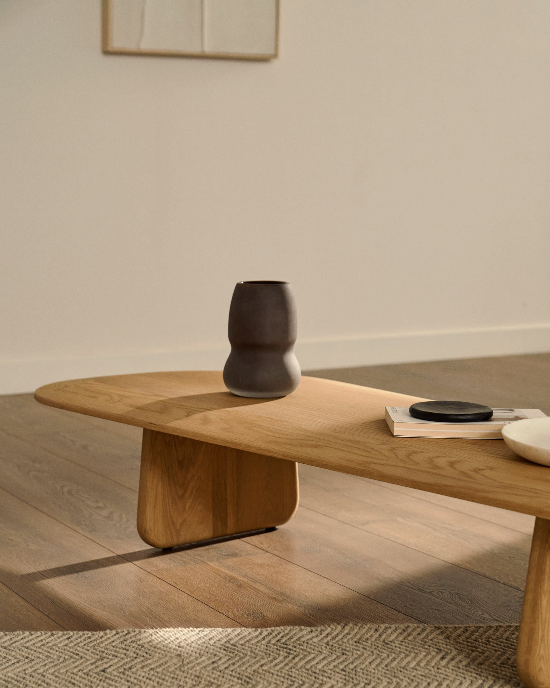 Entdecken Sie das Leinwandbild Klis von Kave Home, 80 x 100 cm, mit eleganten geometrischen Formen in Weiß – ideal für modernes Wohndesign.