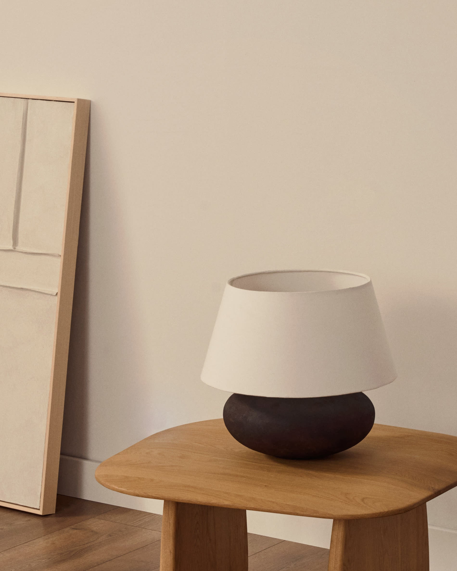 Leinwandbild Klis von Kave Home, 80x100 cm, aus Leinen, mit stilvollen weissen geometrischen Mustern, perfekt für zeitgemässe Inneneinrichtung.