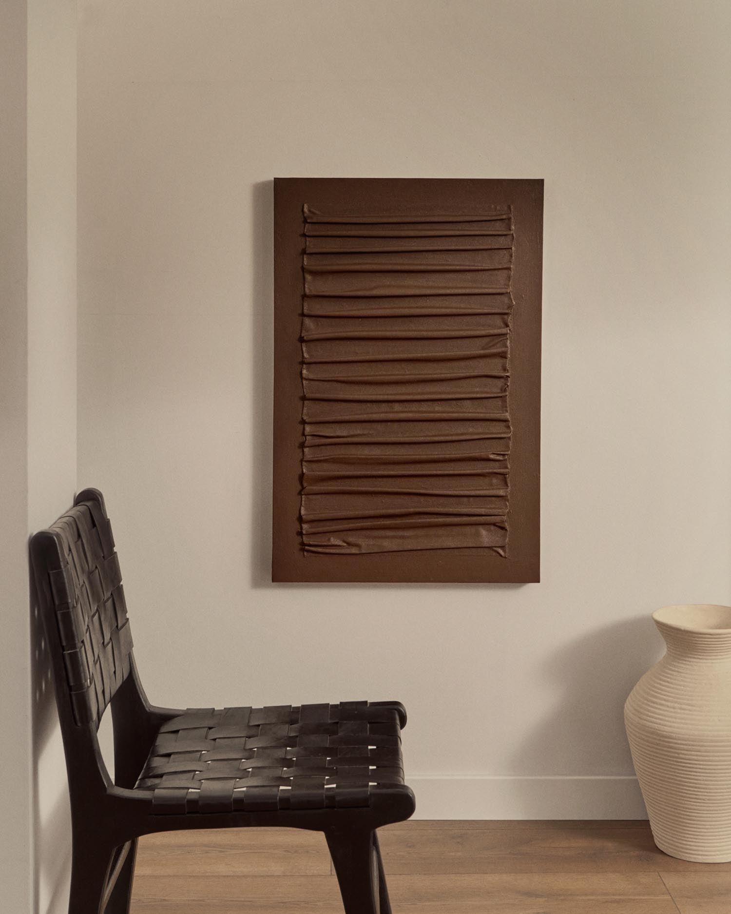 Leinwand Thud von Kave Home: Einzigartige 3D-Optik mit warmen braunen Reliefs, 90x60 cm. Perfekt für stilvolle Wohnräume.