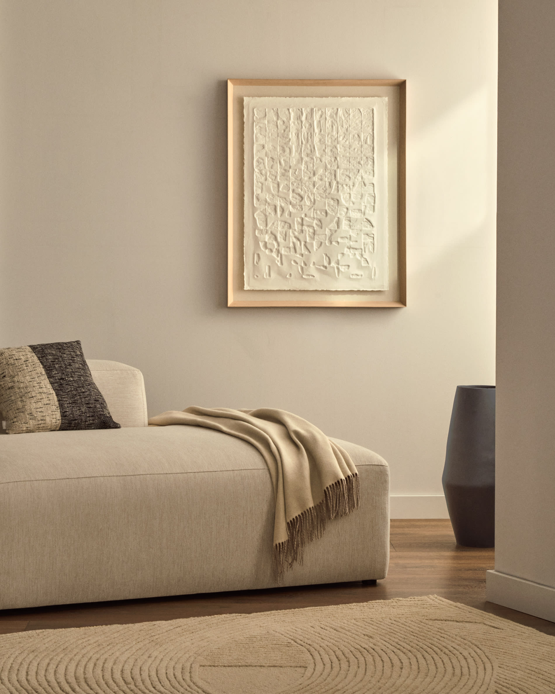 Das Bild Annia von Kave Home, 90x70 cm, aus weissem Pappmaché, verleiht Ihrem Raum eine moderne und stilvolle Atmosphäre.