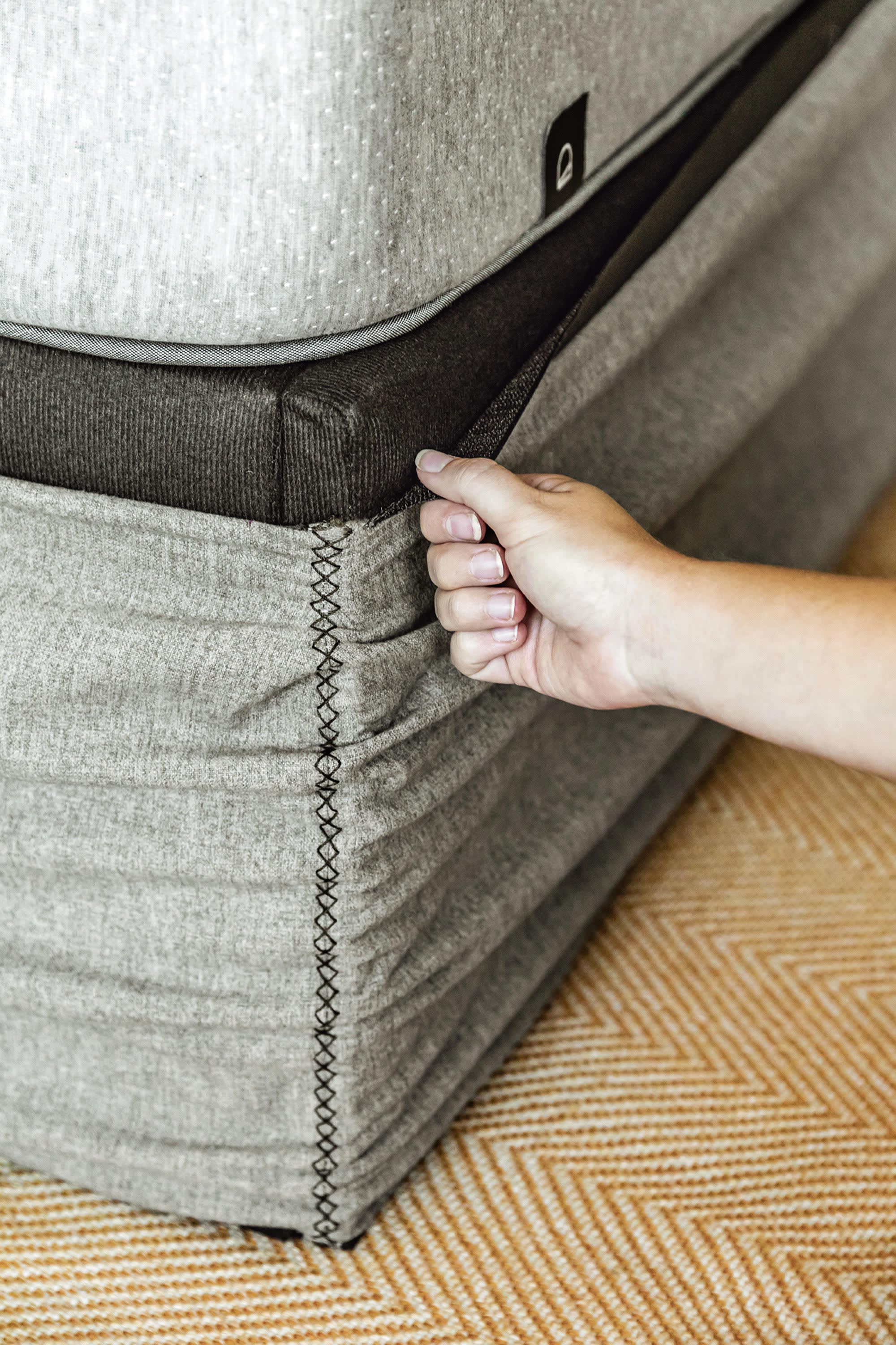 Elegantes schwarzes Klappbettgestell von Kave Home, passend für 90x190 cm Matratzen, praktisch und stilvoll für jeden Raum.