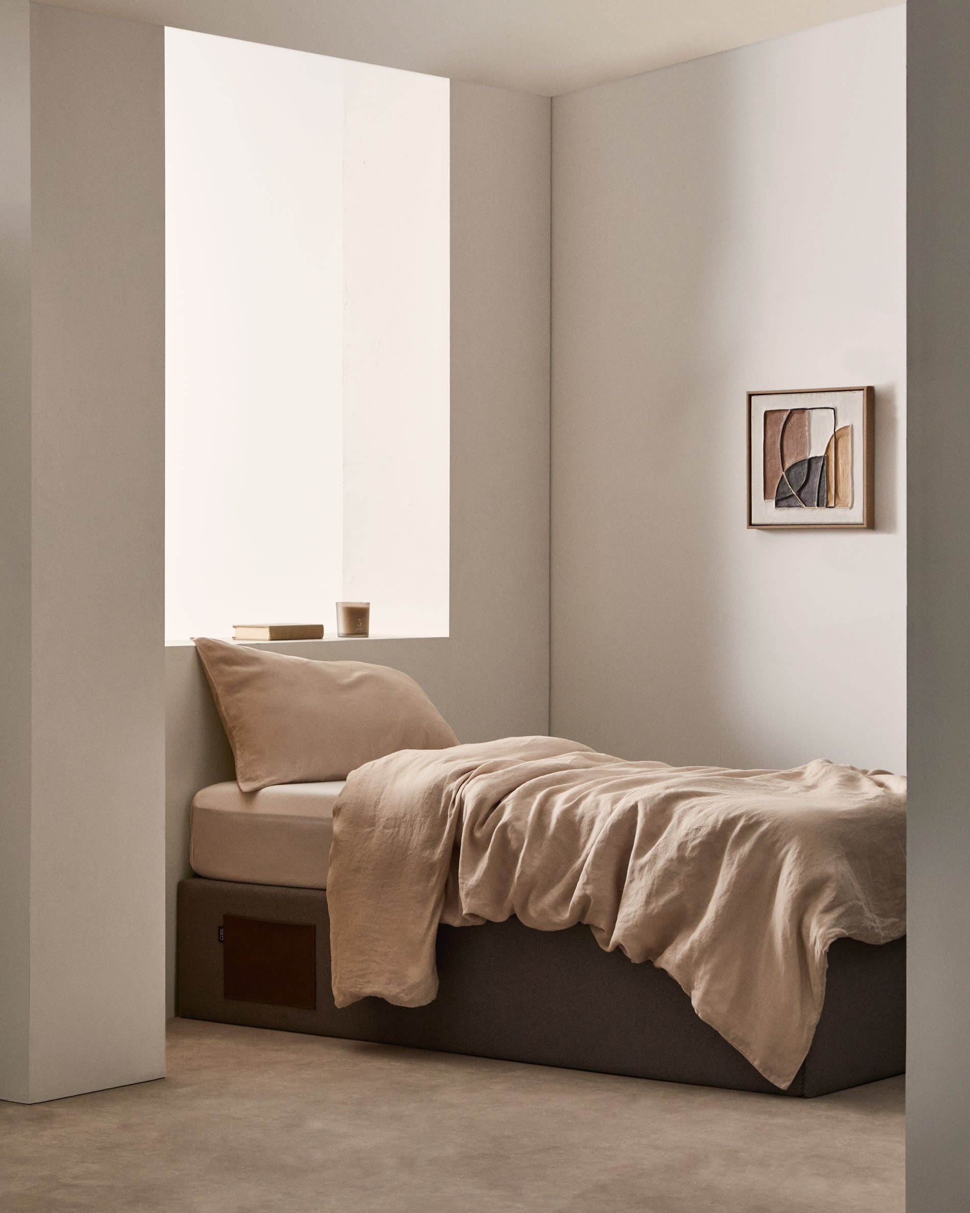 Elegantes, schwarzes, klappbares Bettgestell von Kave Home, passend für 90x190 cm Matratzen, ideal für modernes Wohnen.