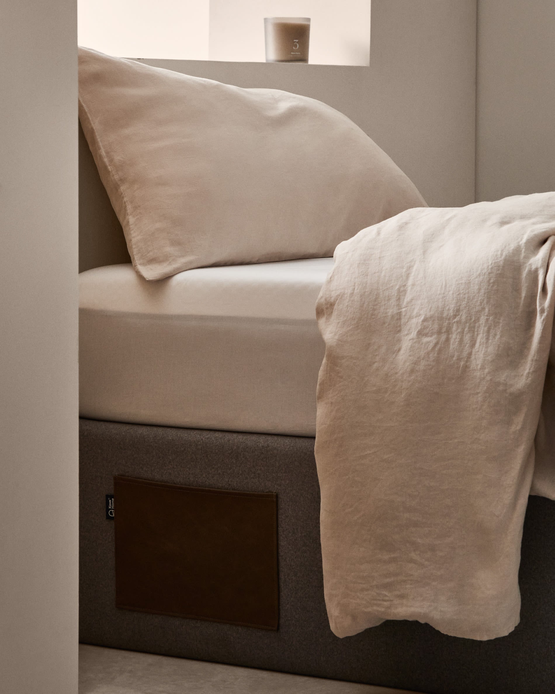 Schwarzes Klappbettgestell von Kave Home, ideal für 90x190 cm Matratzen, kombiniert Funktionalität mit modernem Design.